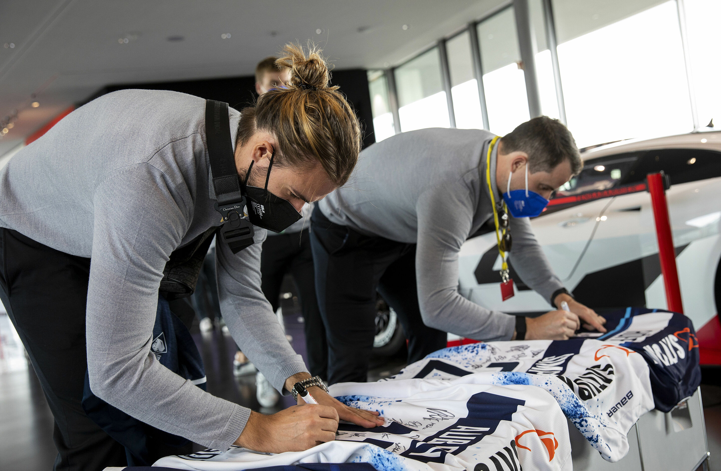Ingolstadt’s ice hockey team tests top sport models from Audi - Mirko Höfflin and Wayne Simpson sign jerseys for Audi employees