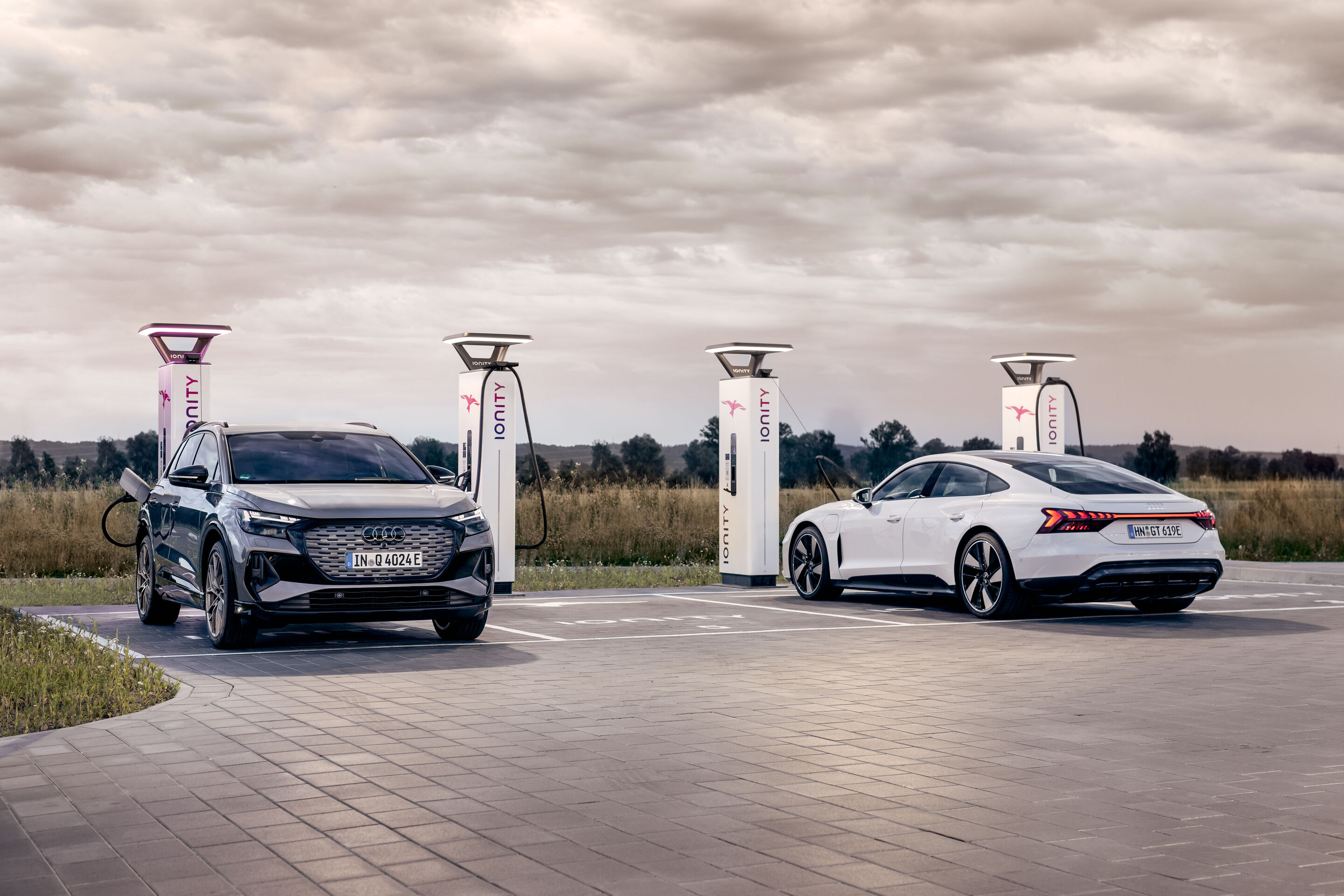 Fast-charging stations should be used to briefly recharge when the state of charge is low. - Fast-charging stations should be used to briefly recharge when the state of charge is low.
