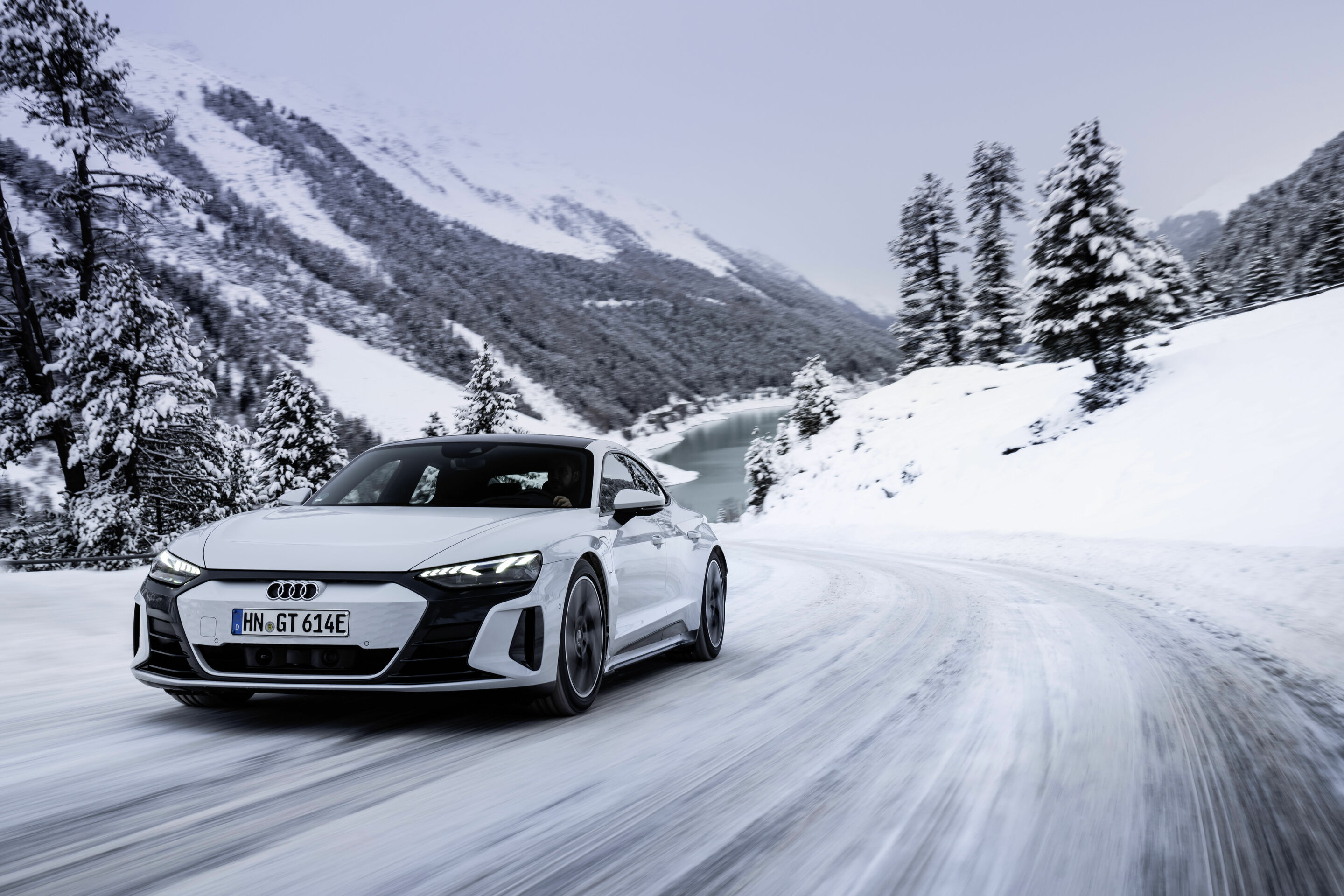 Audi e-tron GT quattro - Fahraufnahme,
Farbe: Suzukagrau