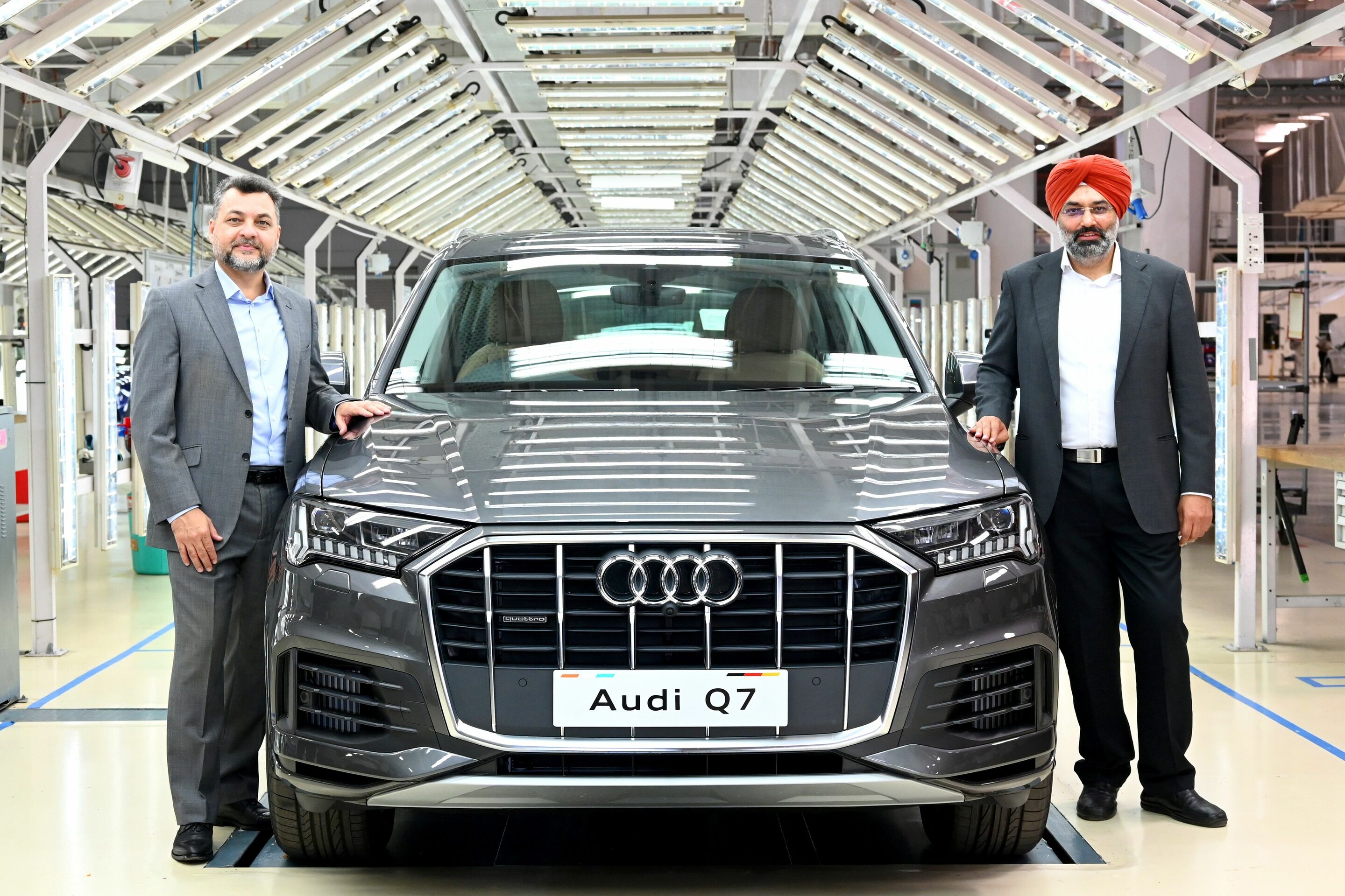Audi India produziert den Audi Q7 im SAVWIPL-Werk in Aurangabad vor Ort - In diesem Bild zu sehen (von links nach rechts): Herr Balbir Singh Dhillon, Leiter Audi India und Herr Gurpratap Boparai, Geschäftsführer, SAVWIPL.
