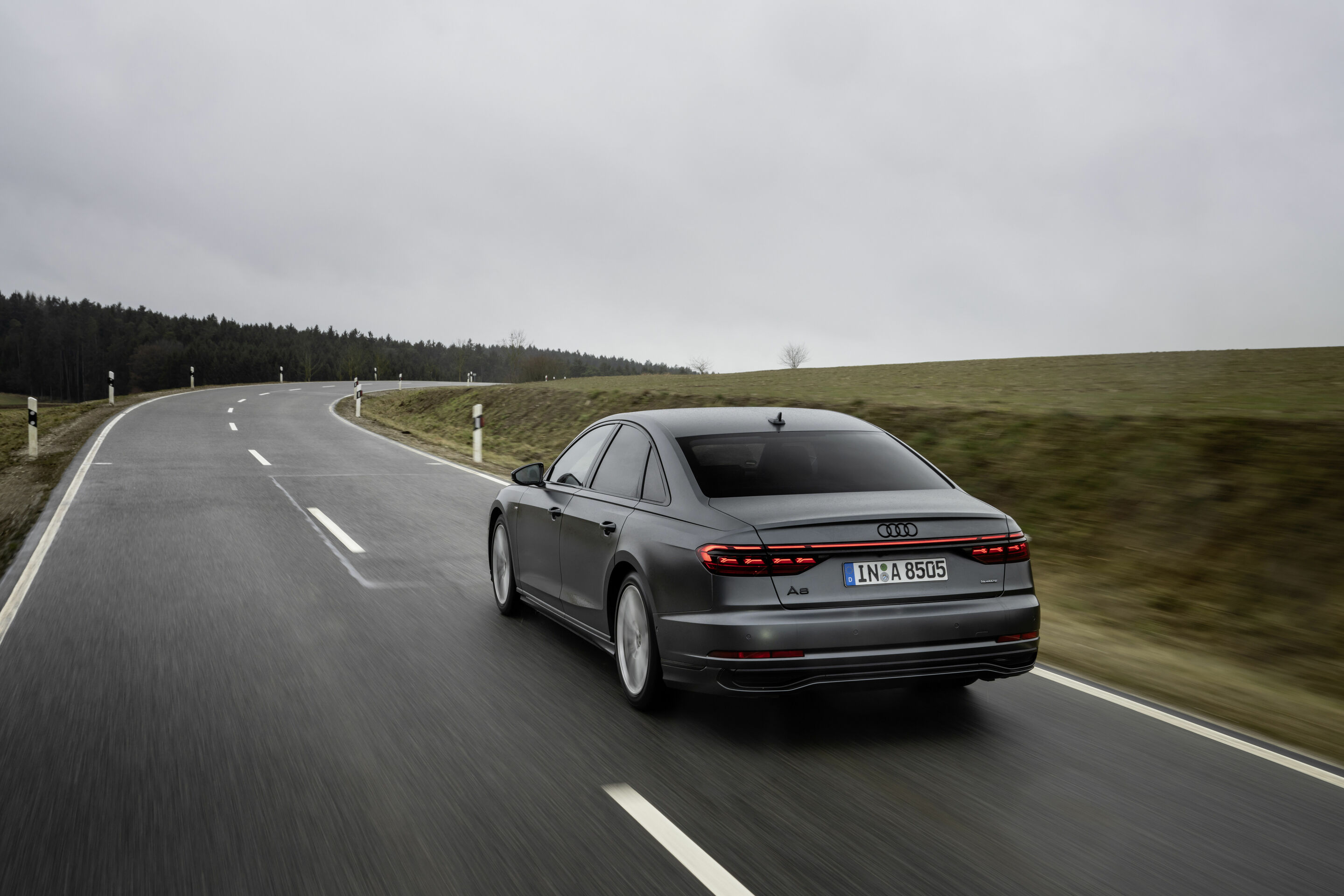 Audi A8 - Fahraufnahme,
Farbe: Daytonagrau Matteffekt