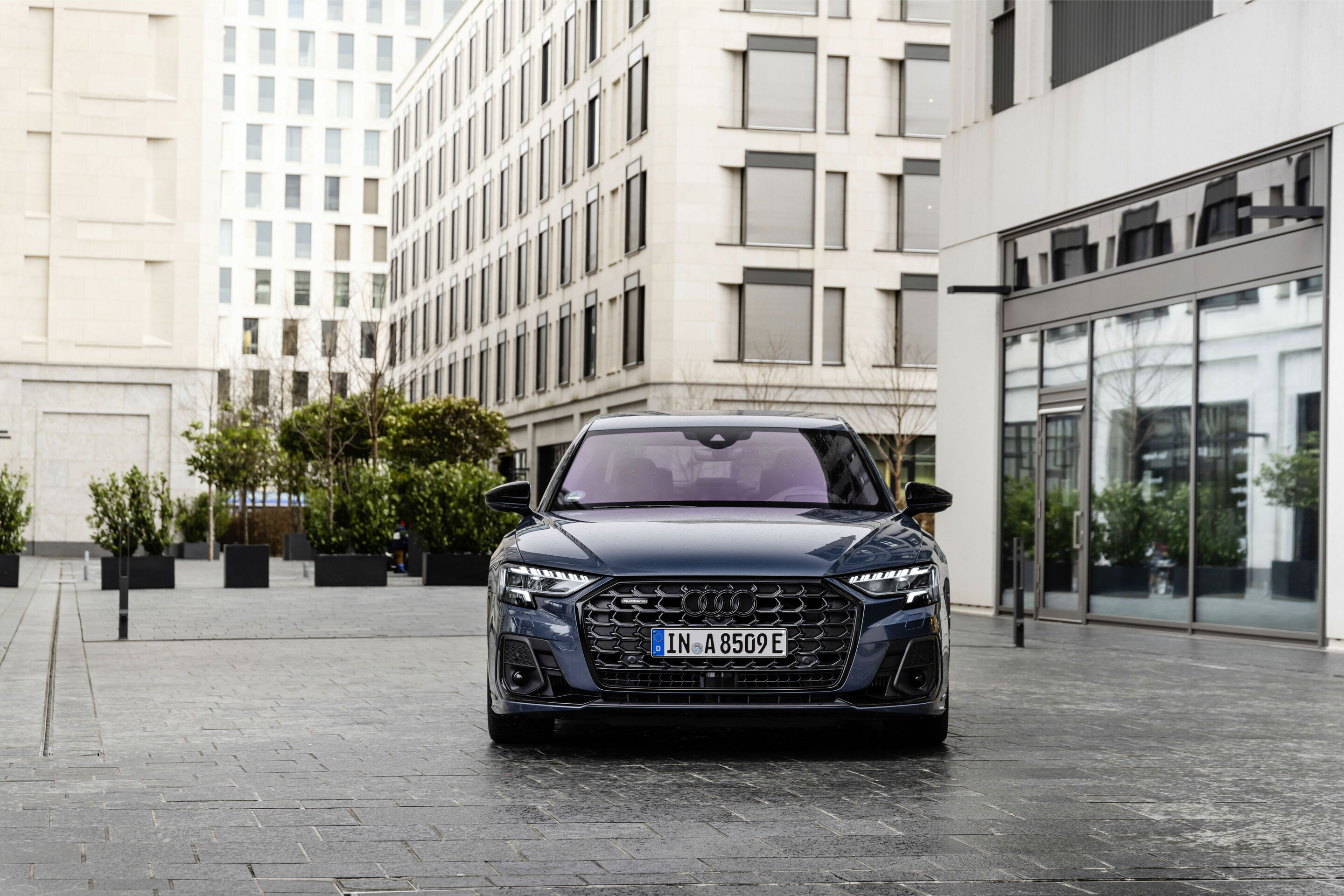 Audi A8 TFSI e - Standaufnahme,
Farbe: Plasmablau