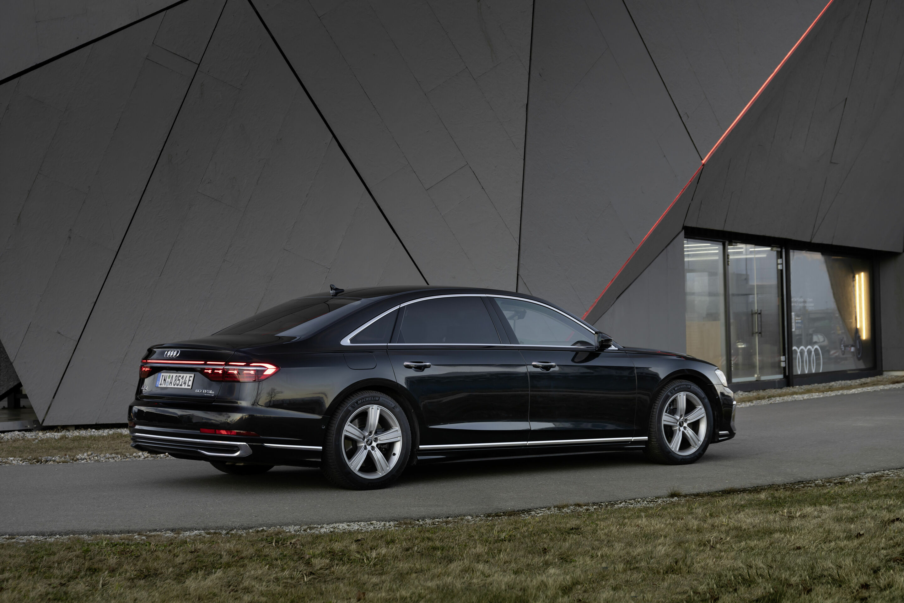 Audi A8 L TFSI e - Standaufnahme,
Farbe: Vesuvgrau