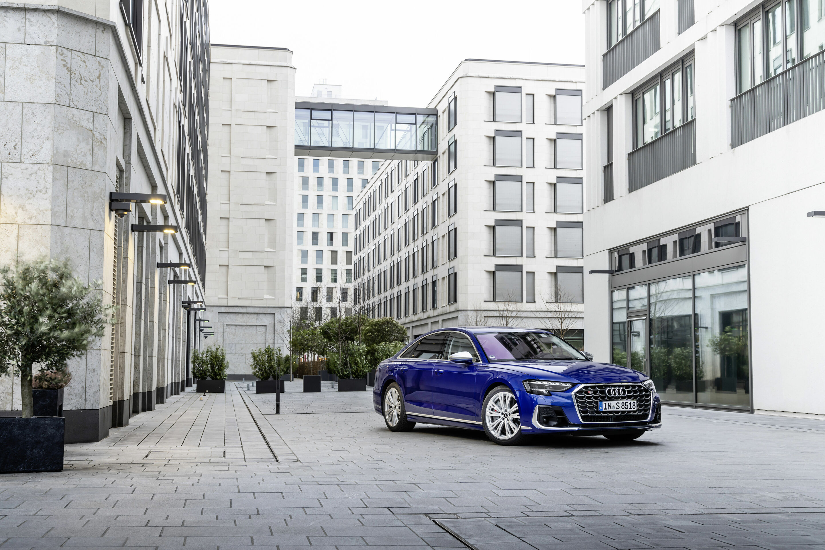 Audi S8 - Standaufnahme,
Farbe: Ultrablau