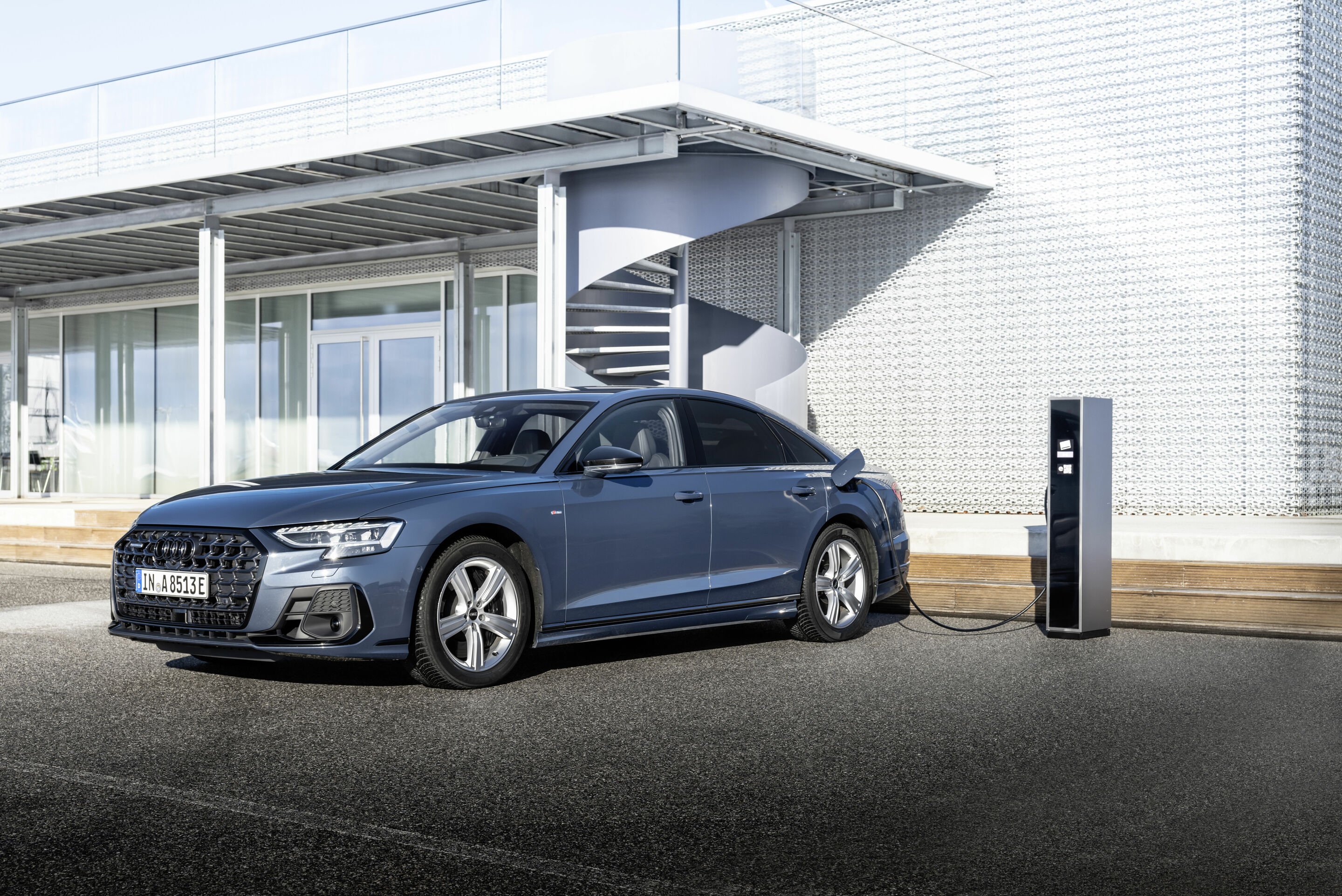 Audi A8 TFSI e - Standaufnahme,
Farbe: Plasmablau