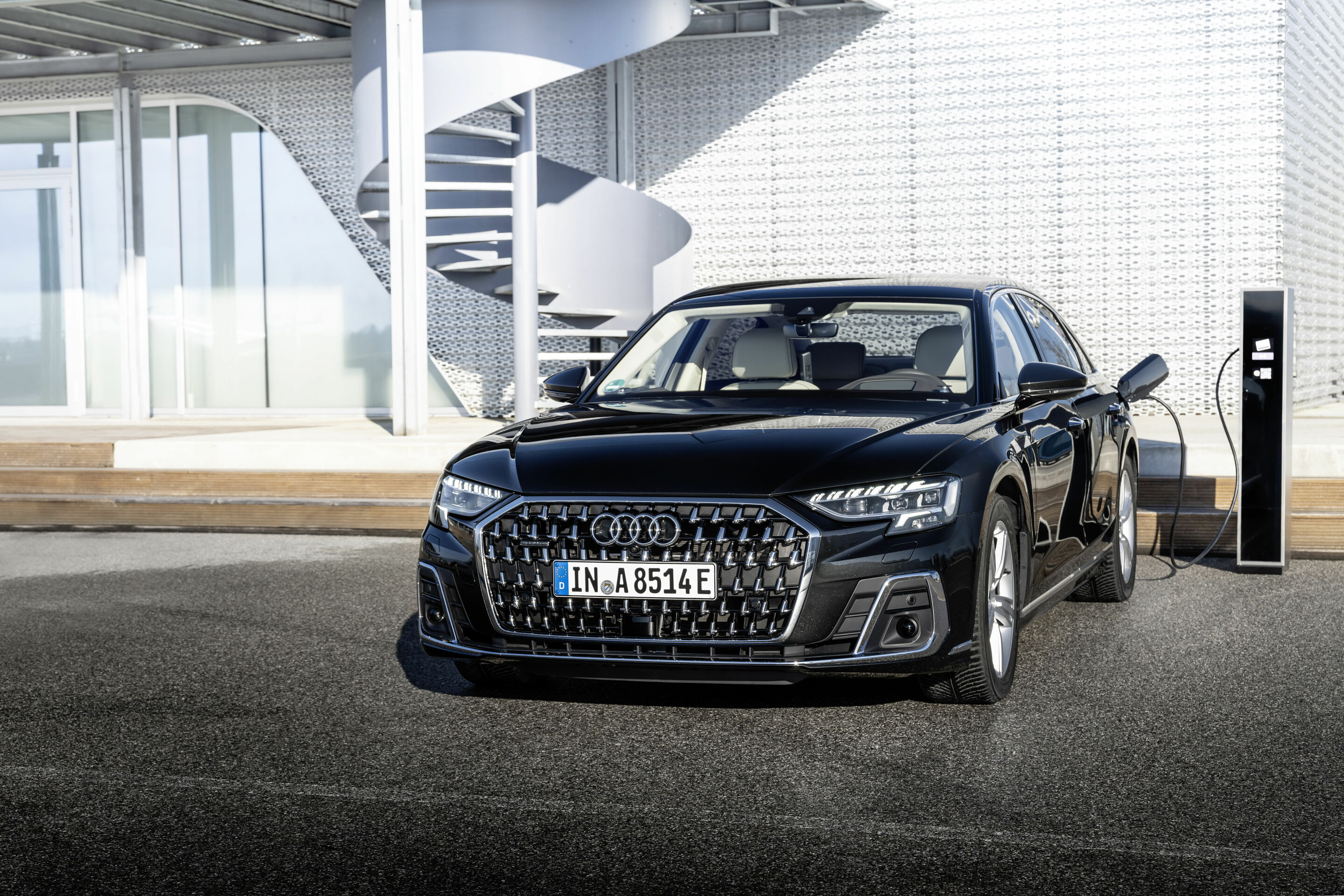 Audi A8 L TFSI e - Standaufnahme,
Farbe: Vesuvgrau