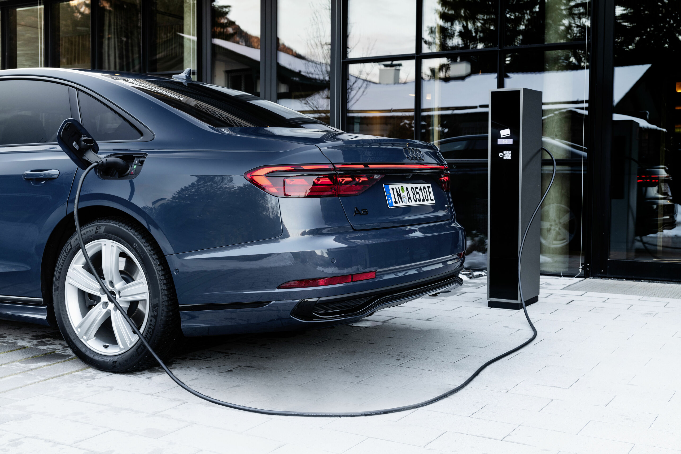 Audi A8 TFSI e - Standaufnahme,
Farbe: Plasmablau