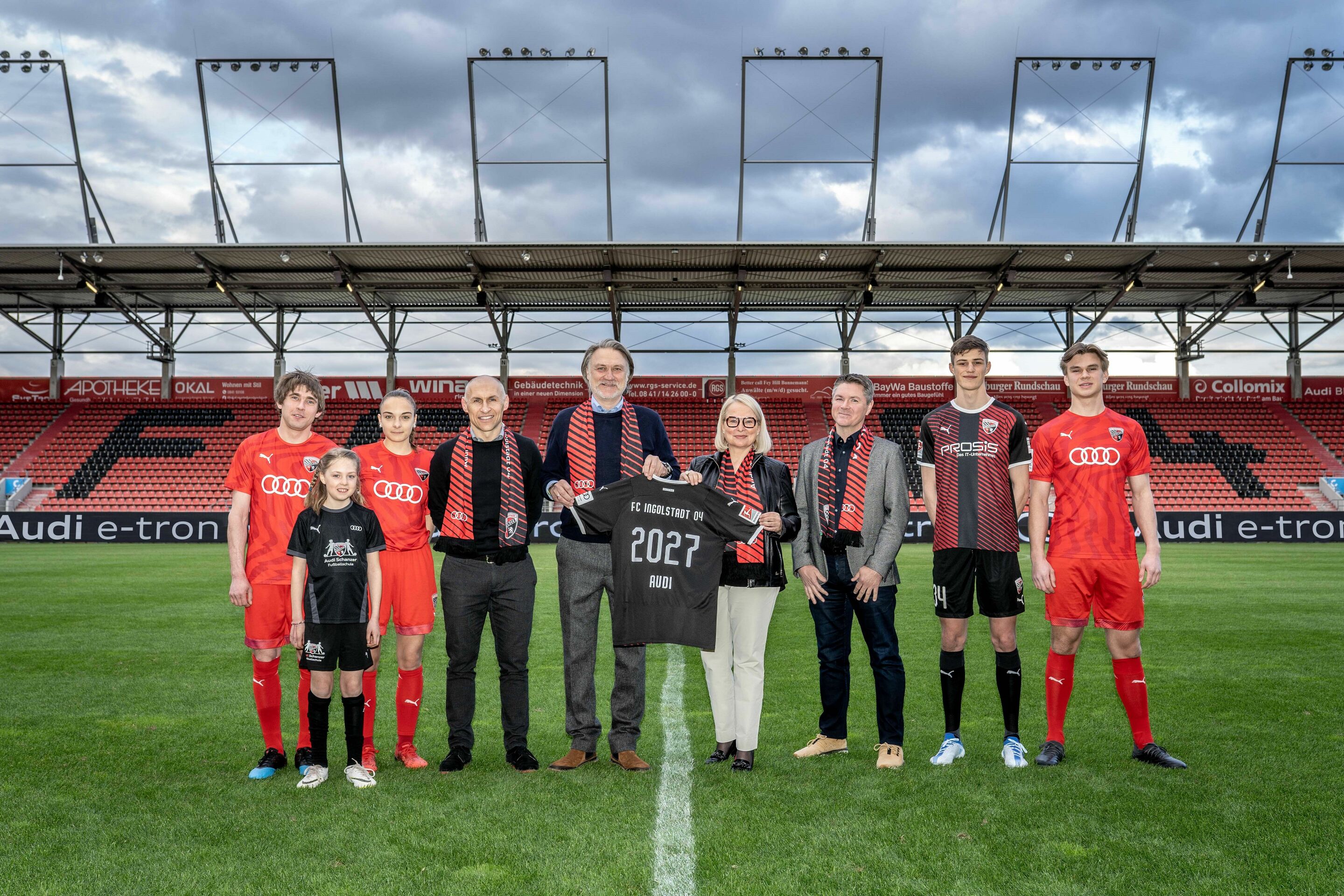 Vertragsverlängerung FC Ingolstadt 04 - Daniel Feck (Elf Freunde); Johanna Vey (Audi Schanzer Fußballschule); Katharina Krist (Damenmannschaft); Manuel Sternisa (Geschäftsführer FCI); Dietmar Beiersdorfer (Geschäftsführer Sport und Kommunikation FCI);...