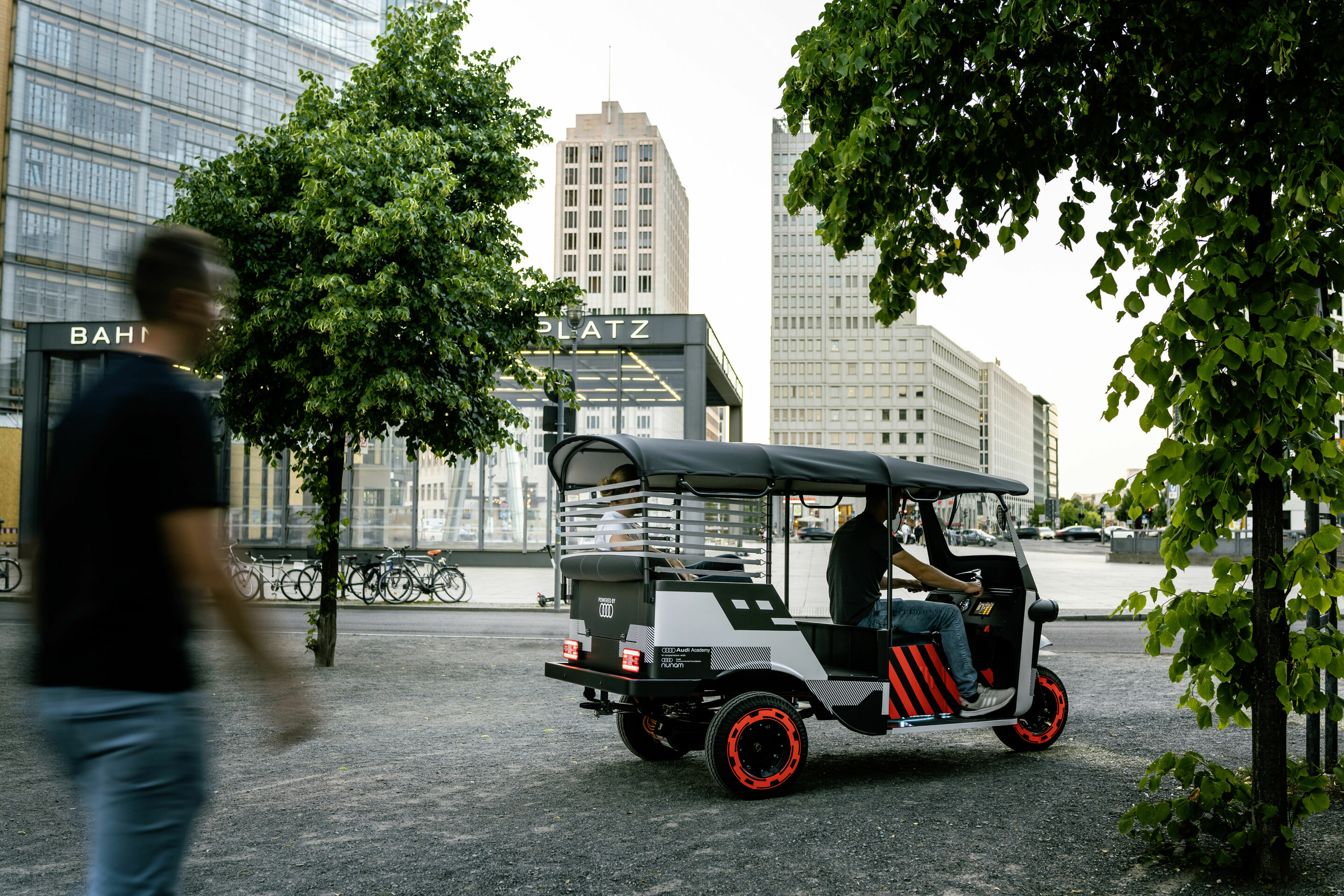 Audi @ GREENTECH FESTIVAL Berlin 2022 - Second-Life-Anwendung: Audi e-tron Batteriemodule elektrifizieren Rikschas in Indien