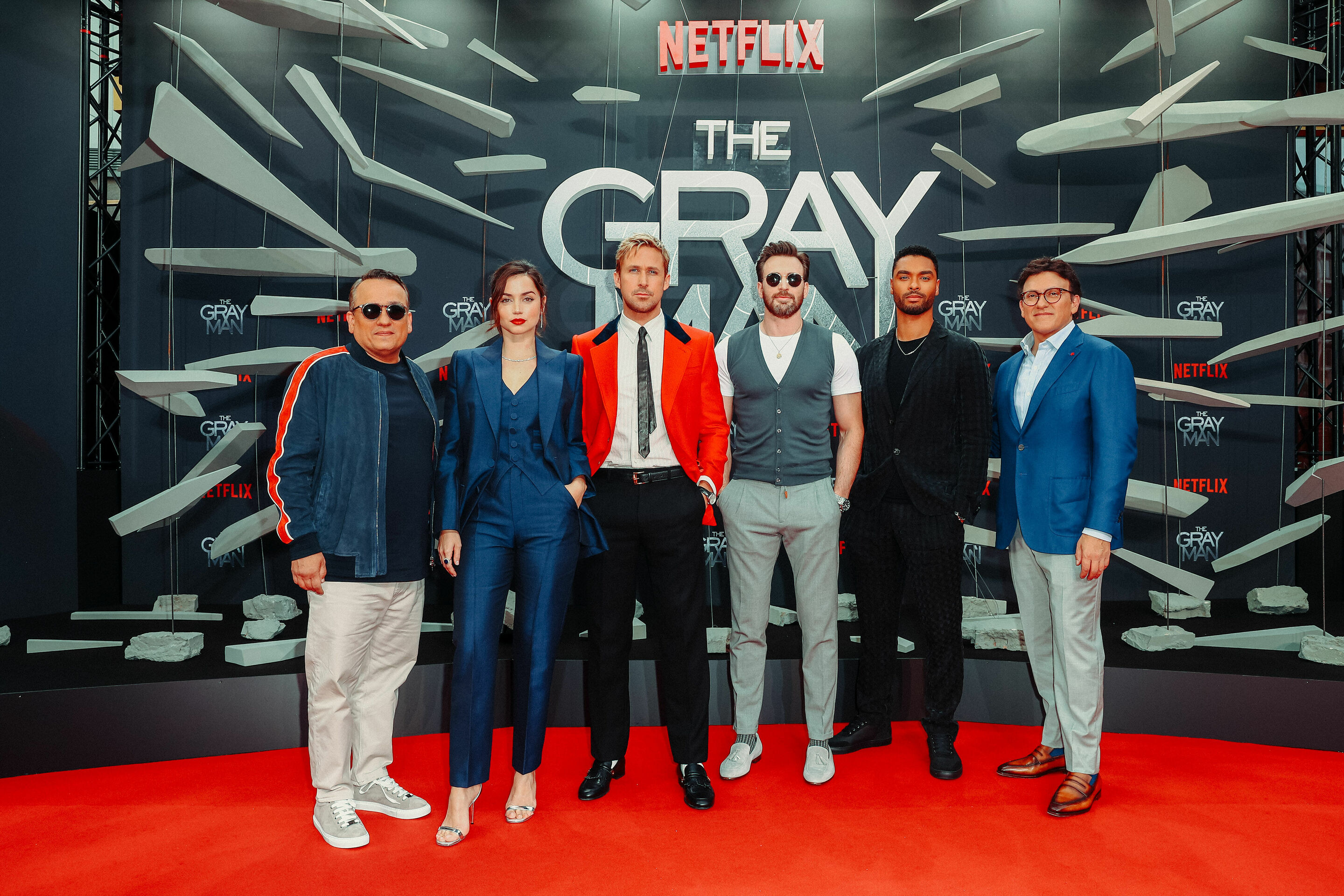 Audi kooperiert mit Netflix und ist die offizielle Automarke im Film "The Gray Man" - Audi bei der Filmpremiere von "The Gray Man" in Berlin – Mit dem Audi RS e-tron GT und seiner Folierung zum Film "The Gray Man" sind die Regisseure Joe und Anthony Russo...