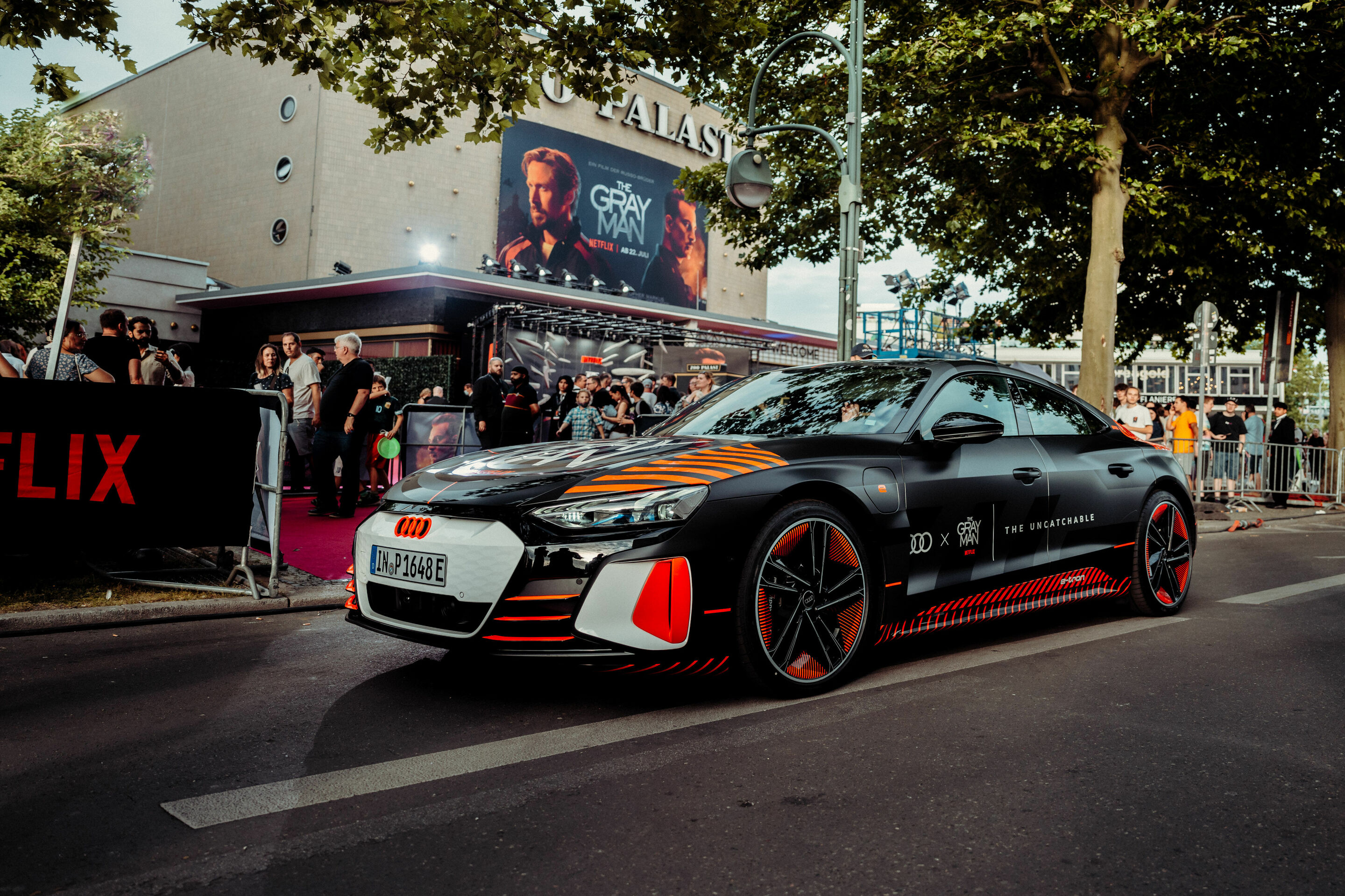 Audi kooperiert mit Netflix und ist die offizielle Automarke im Film "The Gray Man" - Audi bei der Filmpremiere von "The Gray Man" in Berlin – Mit dem Audi RS e-tron GT und seiner Folierung zum Film "The Gray Man" sind die Regisseure Joe und Anthony Russo...