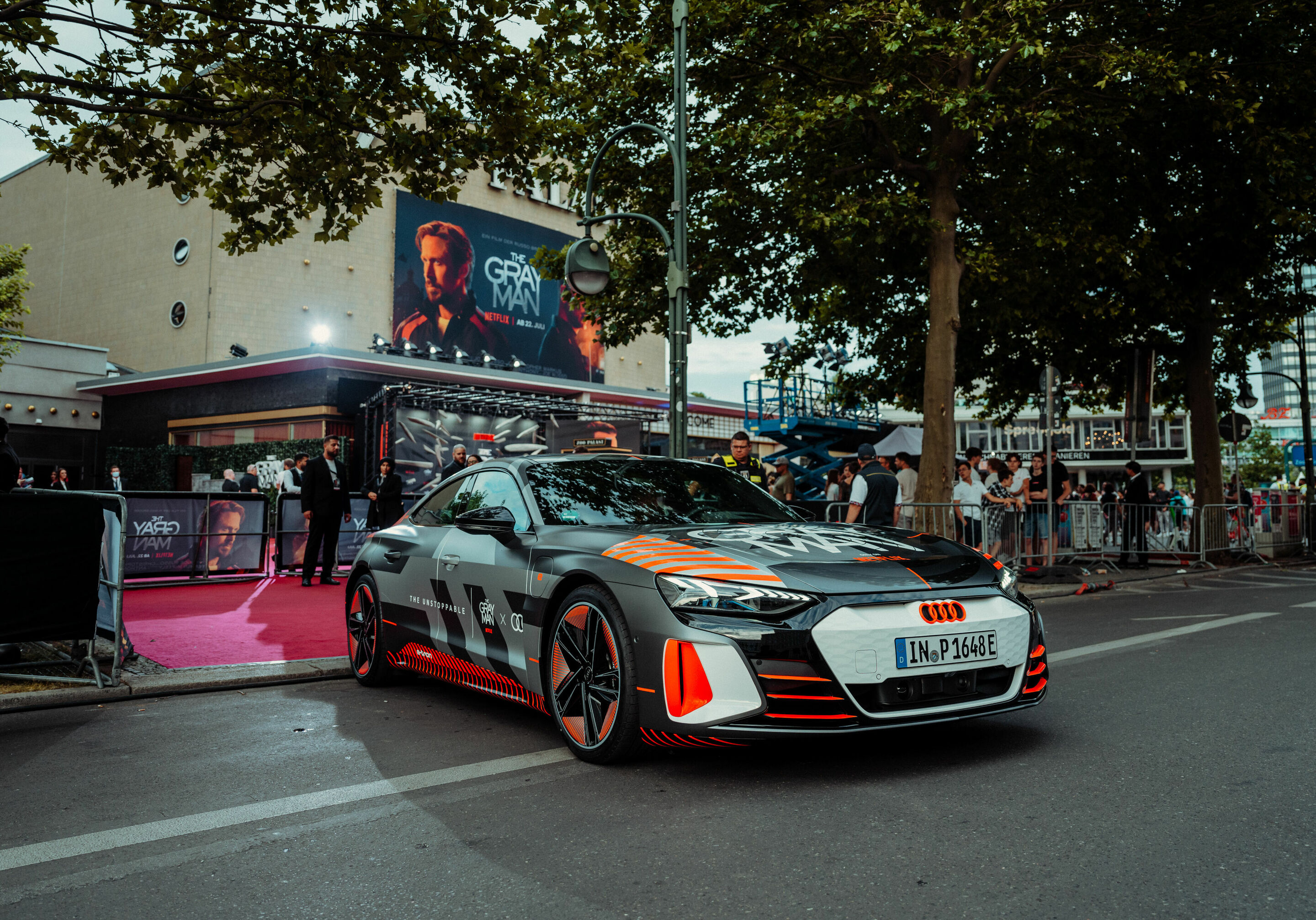 Audi kooperiert mit Netflix und ist die offizielle Automarke im Film "The Gray Man" - Audi bei der Filmpremiere von "The Gray Man" in Berlin – Mit dem Audi RS e-tron GT und seiner Folierung zum Film "The Gray Man" sind die Regisseure Joe und Anthony Russo...