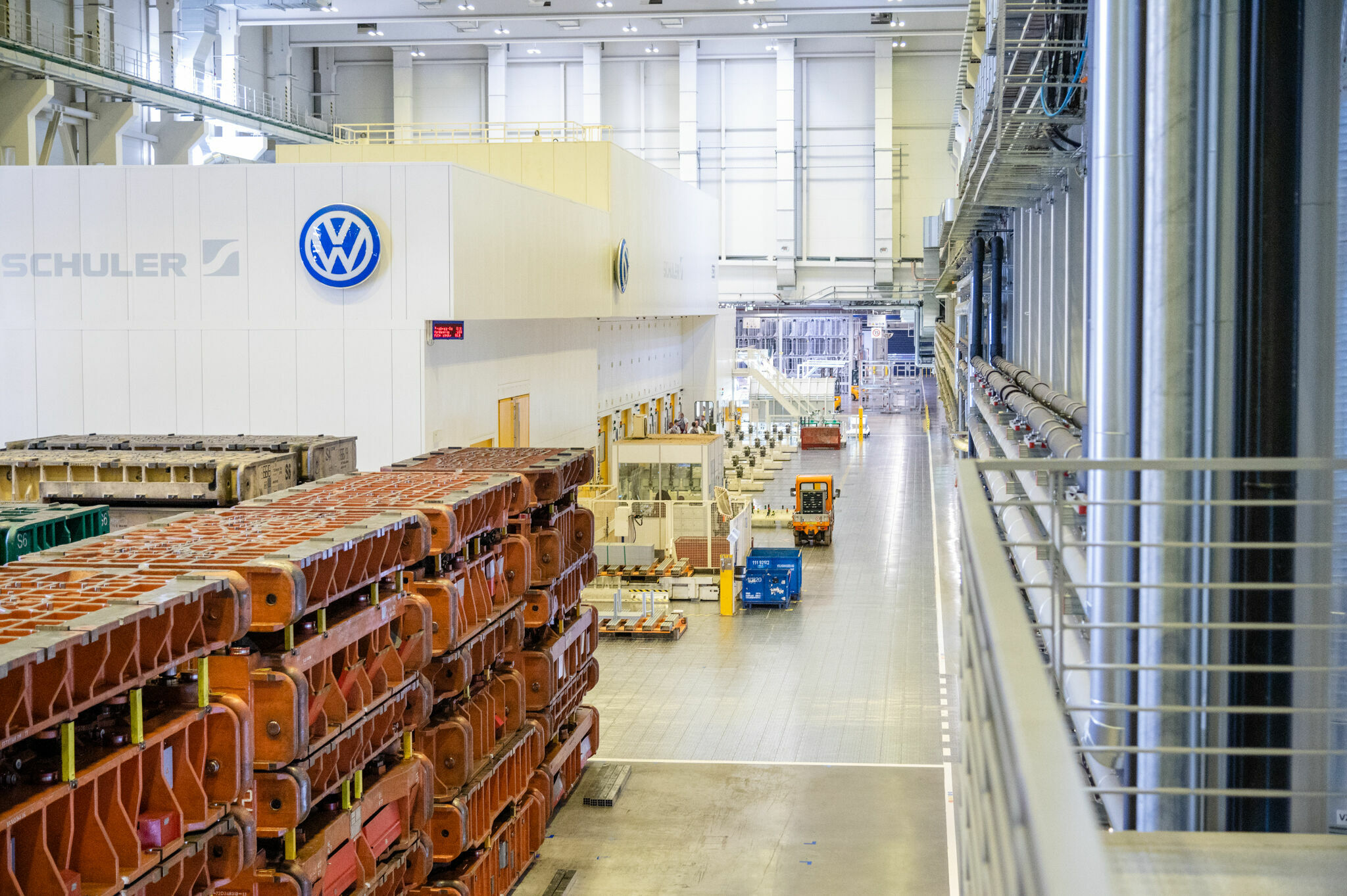 Closed loop system for aluminium: Volkswagen Slovakia heads for CO2 neutrality - The pressing plant in Bratislava was put into operation in 2013. Steel and aluminium are pressed here.
