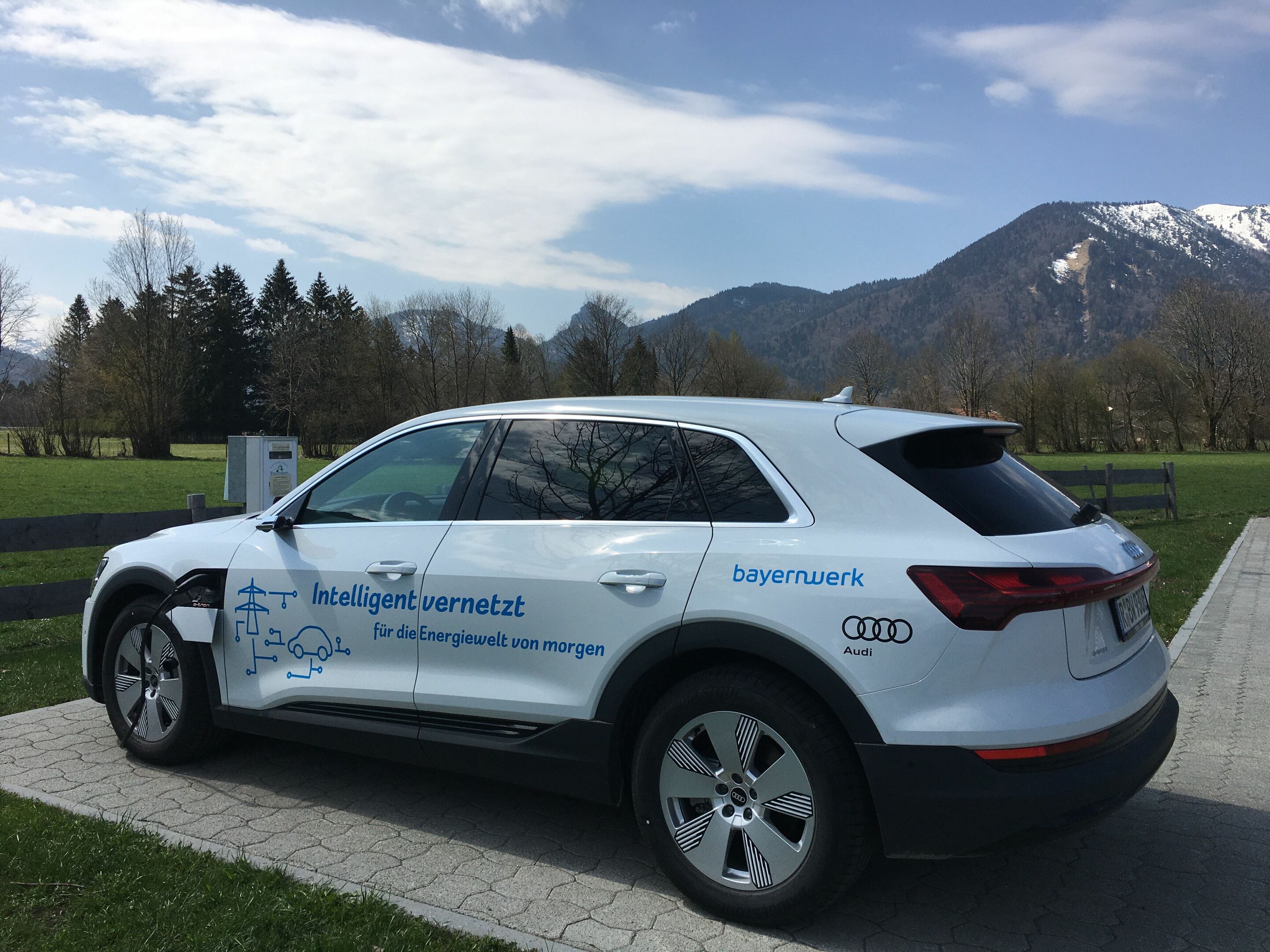 Intelligente Ladesteuerung erfolgreich getestet - Intelligente Ladesteuerung erfolgreich getestet: Bayernwerk und Audi schließen E-Mobility Testreihe erfolgreich ab