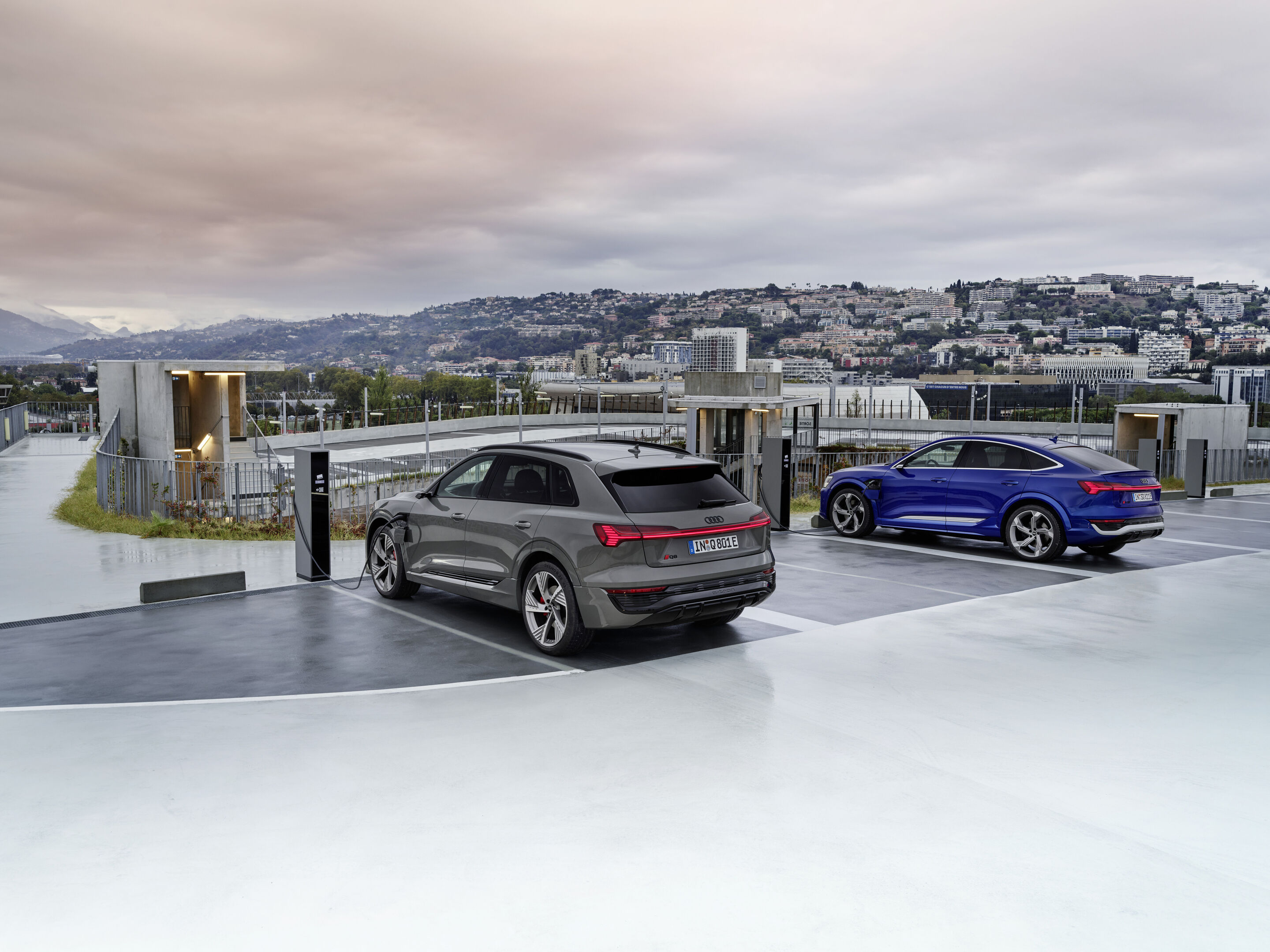 Audi Q8 55 e-tron quattro, Audi SQ8 Sportback e-tron (until 2025) - Audi Q8 55 e-tron quattro, Static photo, Colour: Chronos Gray metallic.
Audi SQ8 Sportback e-tron, Static photo, Colour: Ultra Blue metallic.