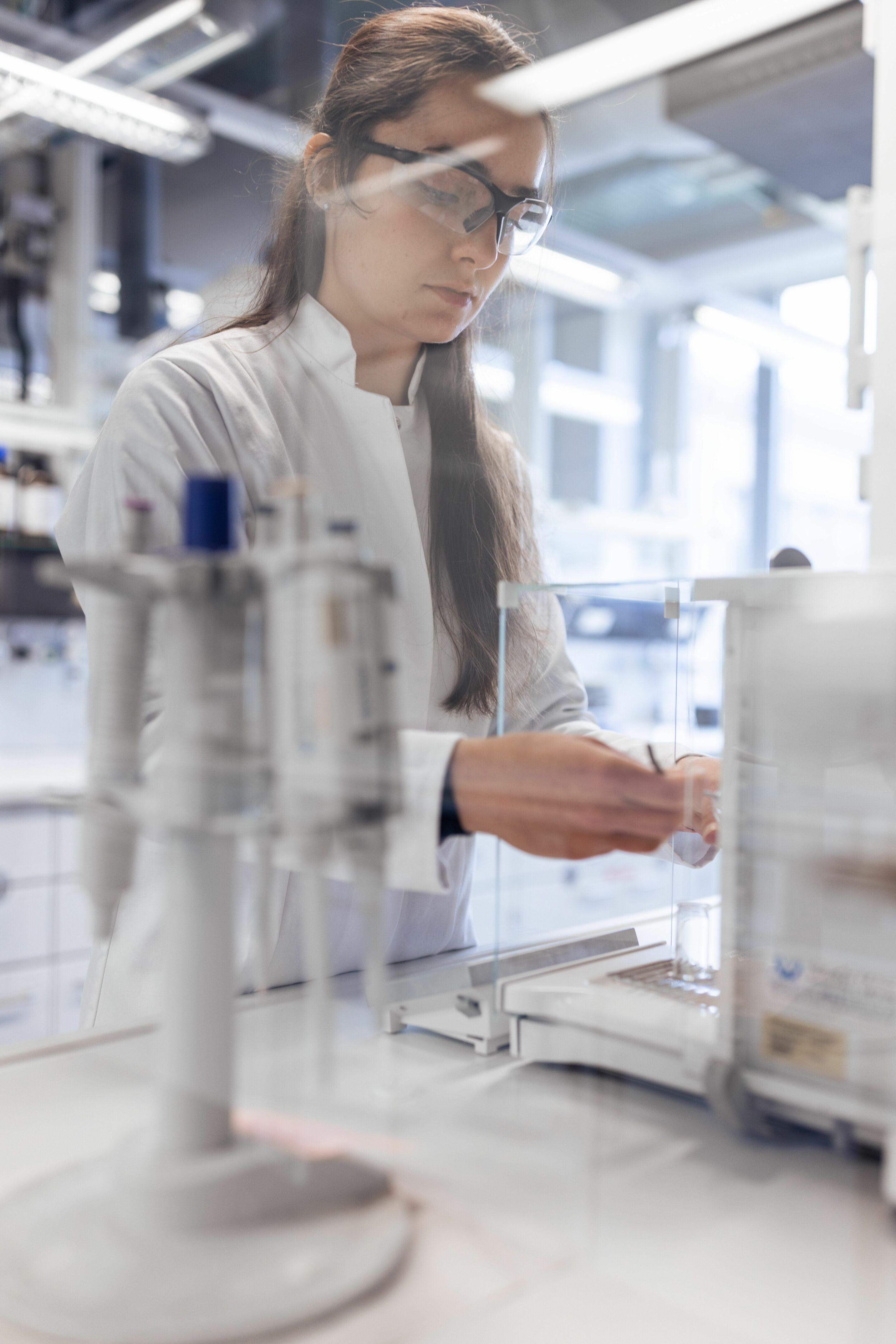 The Audi Environmental Foundation funds research into new recycling process - Betty Leibiger, a doctoral student in chemistry at TU Bergakademie Freiberg, is researching new ways of recovering resources through recycling together with the Audi Environmental...