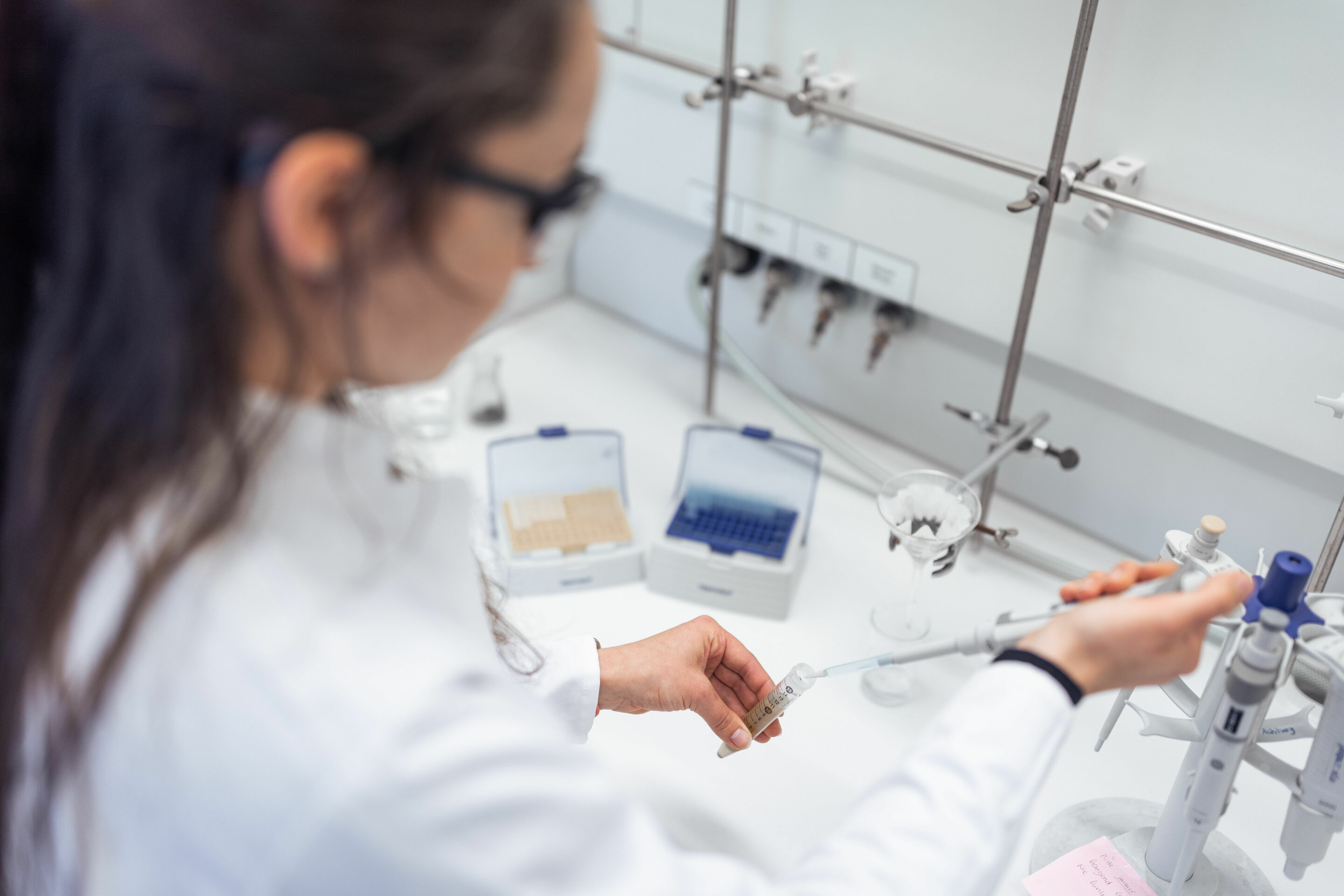 The Audi Environmental Foundation funds research into new recycling process - Betty Leibiger, a doctoral student in chemistry at TU Bergakademie Freiberg, is working with the Audi Environmental Foundation to research new ways of recovering resources through...