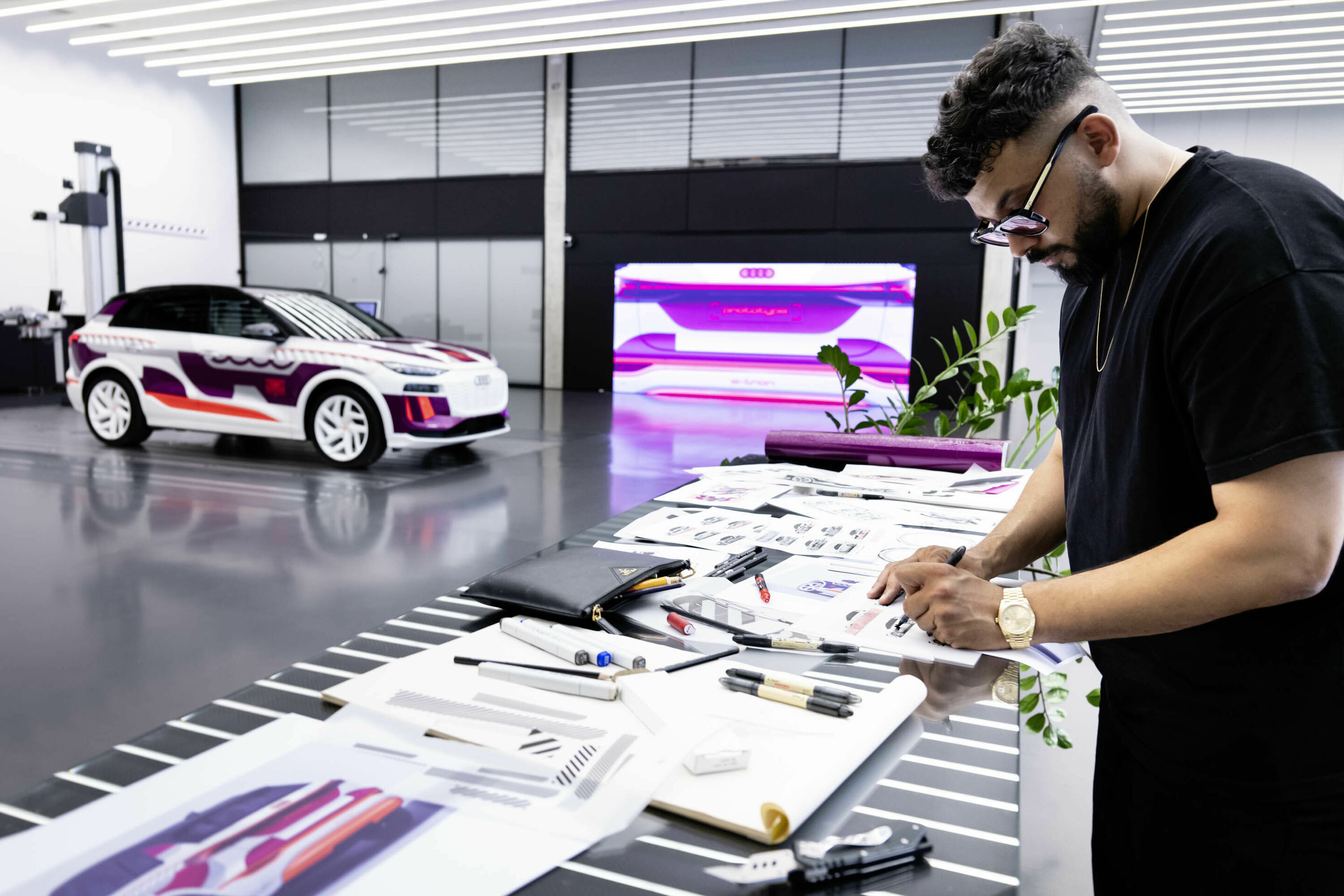 „Wie ein maßgeschneiderter Anzug“ - Besondere Akzentuierung der Fahrzeugskulptur: Marco dos Santos, der bei Audi das Design Branding verantwortet, hat den Prototypen des Audi Q6 e-tron mit einer individuellen Folierung verziert, dem sogenannten Livery...