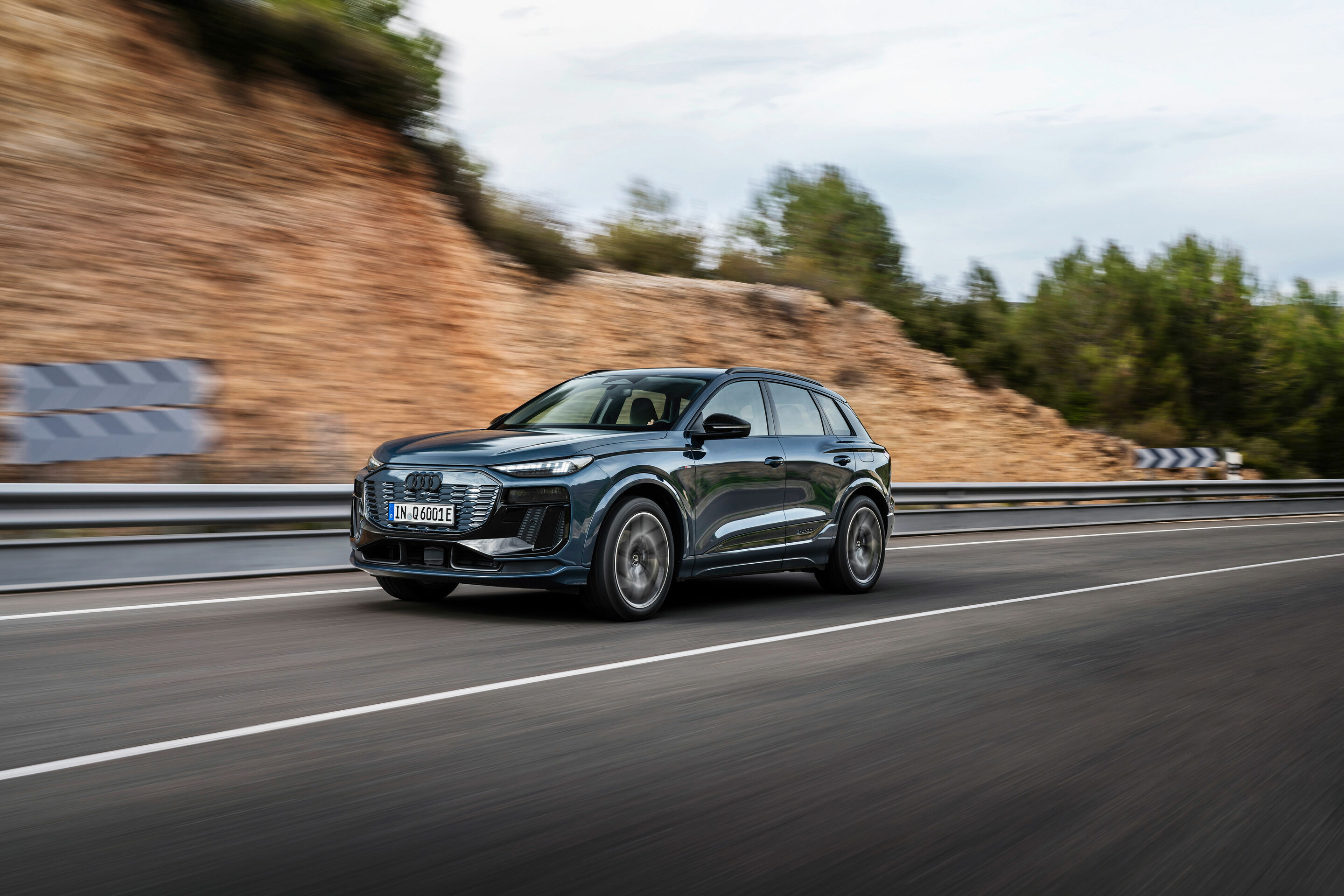 Audi Q6 e-tron quattro - Fahraufnahme,
Farbe: Plasmablau Metallic
