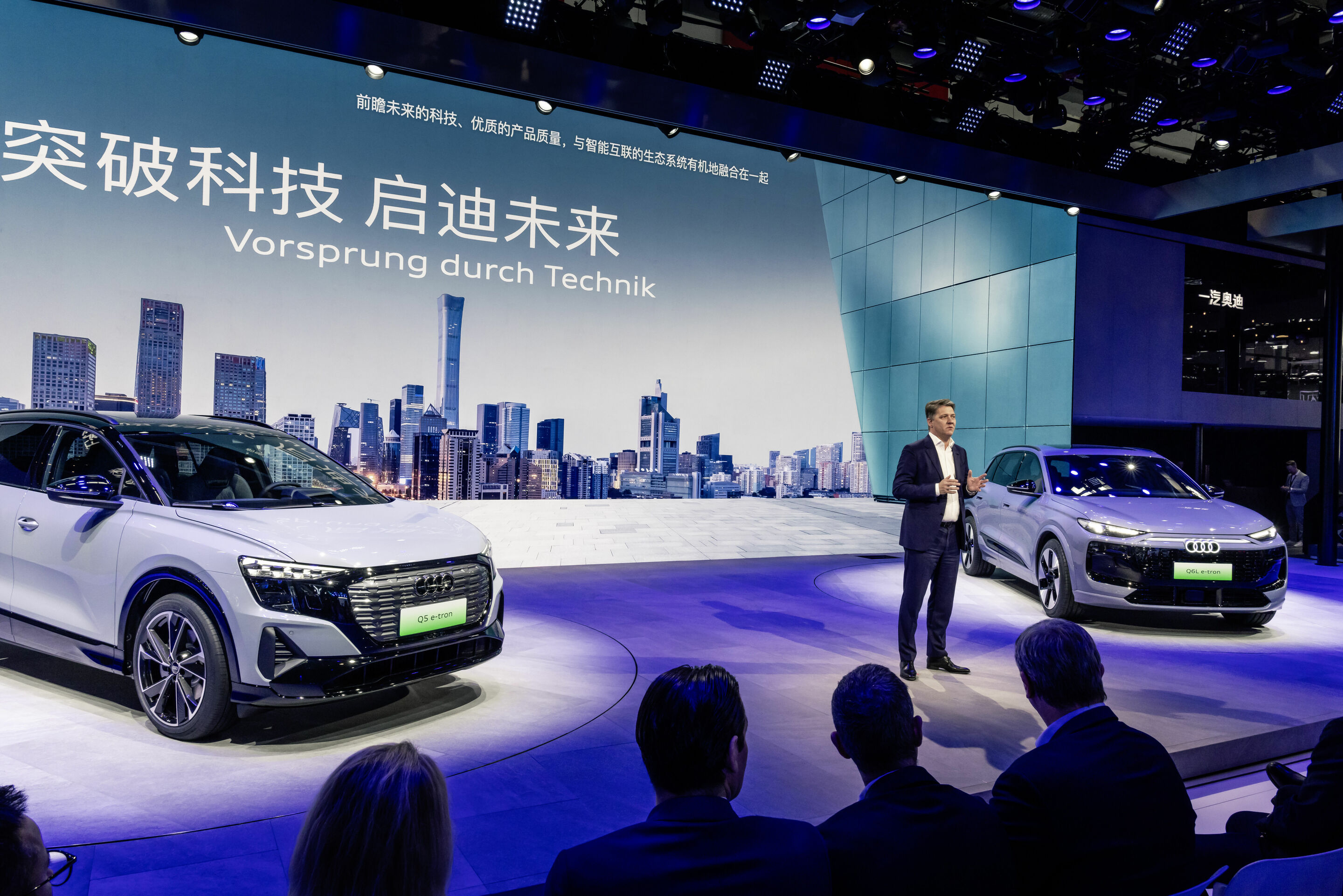 Audi auf der Auto China 2024 - Auf der Auto China präsentiert Audi seine Strategie und sein rein elektrisches Portfolio für den größten Automobilmarkt der Welt: Audi CEO Gernot Döllner mit Audi Q5 e-tron RS edition und Audi Q6L e-tron