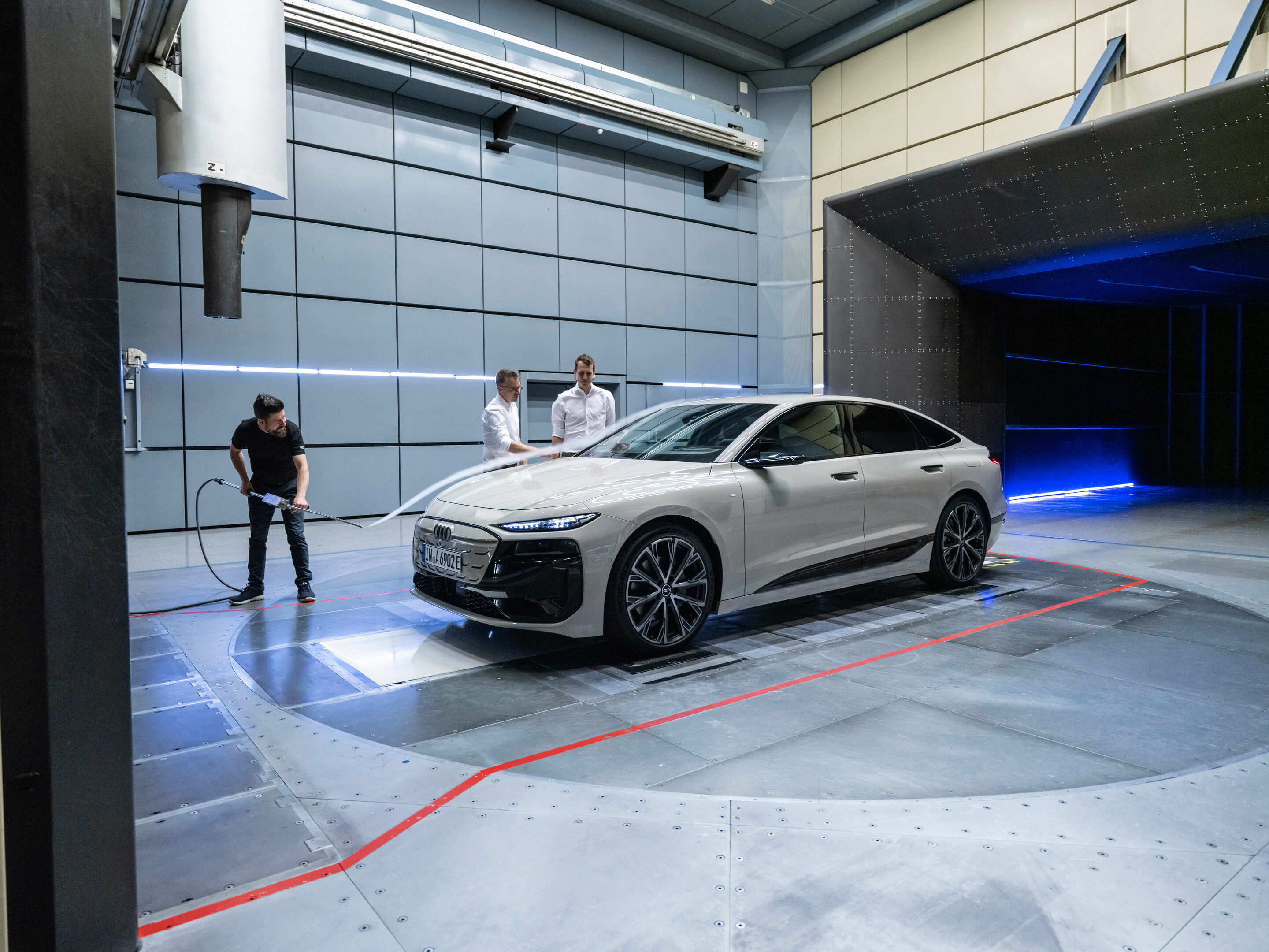 Akribische Detailarbeit am A6 Sportback e-tron - Akribische Detailarbeit am A6 Sportback e-tron: Der Raddesigner Andreas Valencia Pollex und die Aerodynamik-Entwickler Andreas Lauterbach und Matteo Ghelfi (v. li. n. re.) schreiben mit einem außergewöhnlich...