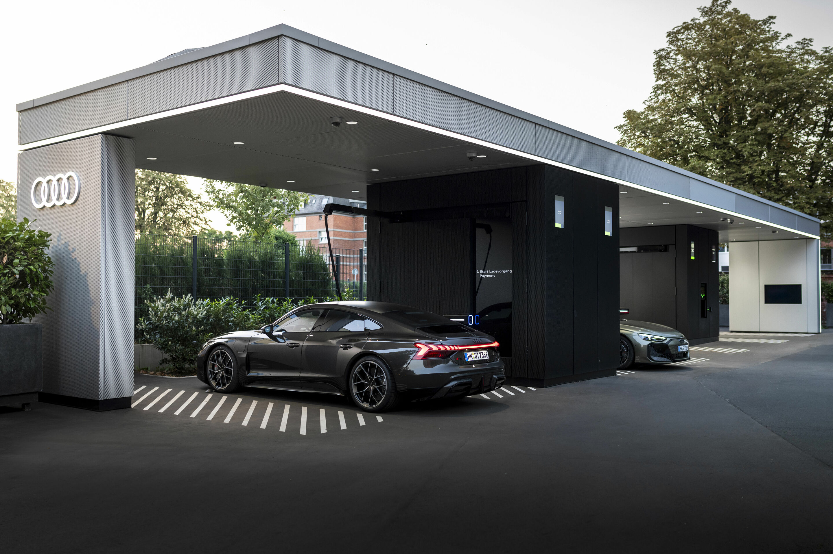 Audi RS e-tron GT performance - Static photo,
Colour: Arabica grey metallic, Oak green metallic, customized paint finish, Audi exclusive