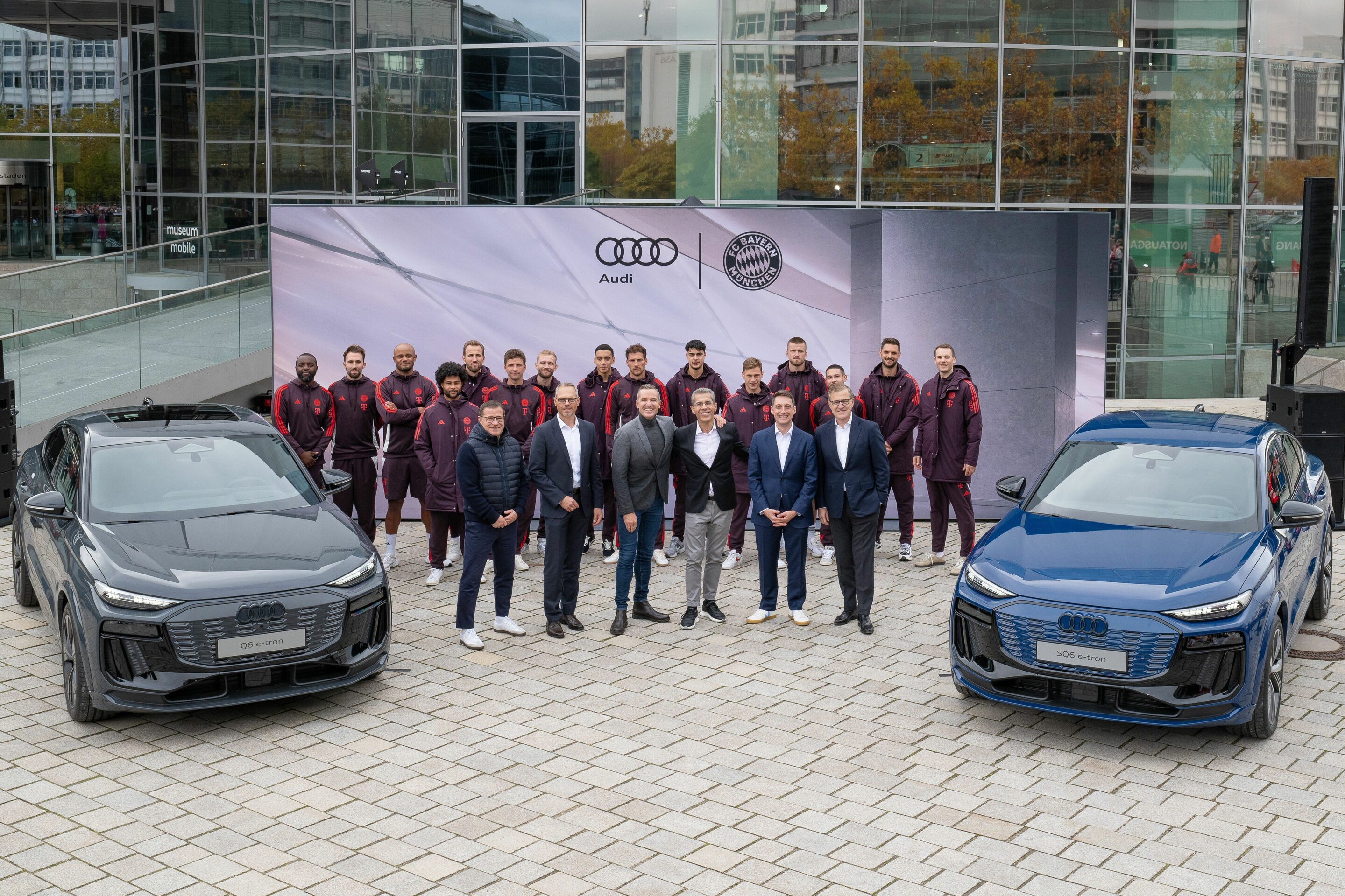 Audi übergibt Dienstwagen an FC Bayern - Der FC Bayern München nimmt auf der Audi Piazza in Ingolstadt seine Dienstwagen für die aktuelle Saison entgegen: Max Eberl, Sportvorstand des FC Bayern; Siegfried Schmidtner, Werkleiter am Standort Ingolstadt;...