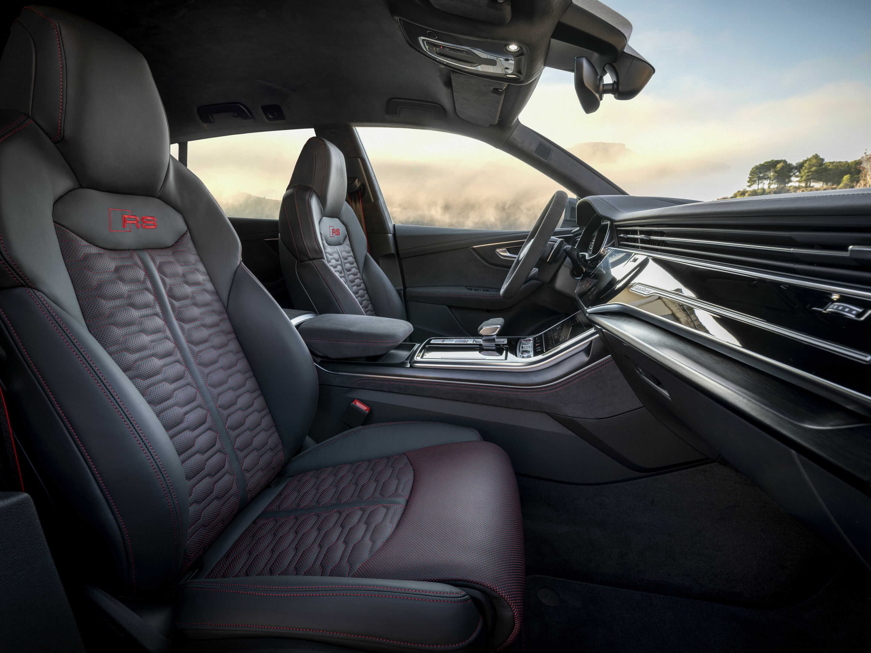Audi RS Q8 performance - The perforated seat center panels with honeycomb quilting have an insert in blue, red or gray and are part of the RS design package plus.
Static photo,
Colour: Satellite silver metallic