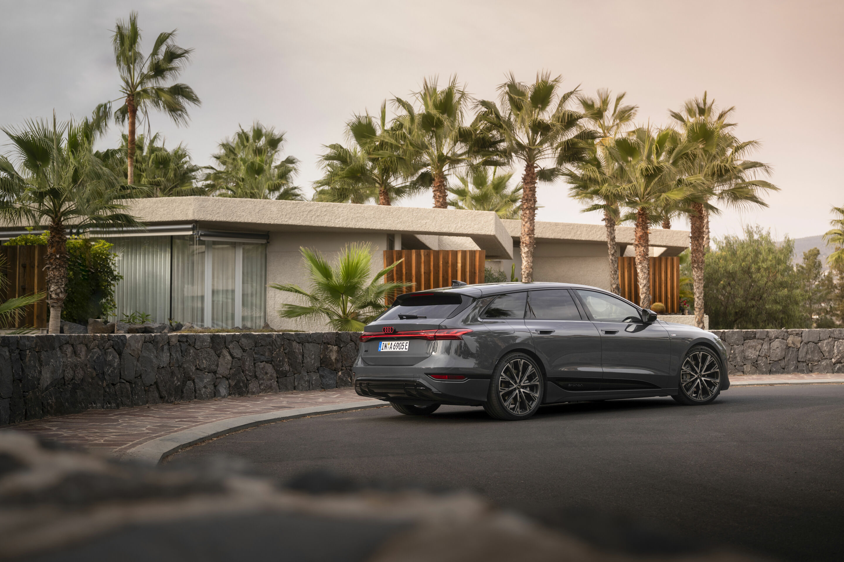 Audi A6 Avant e-tron - Standaufnahme,
Farbe: Magnetgrau