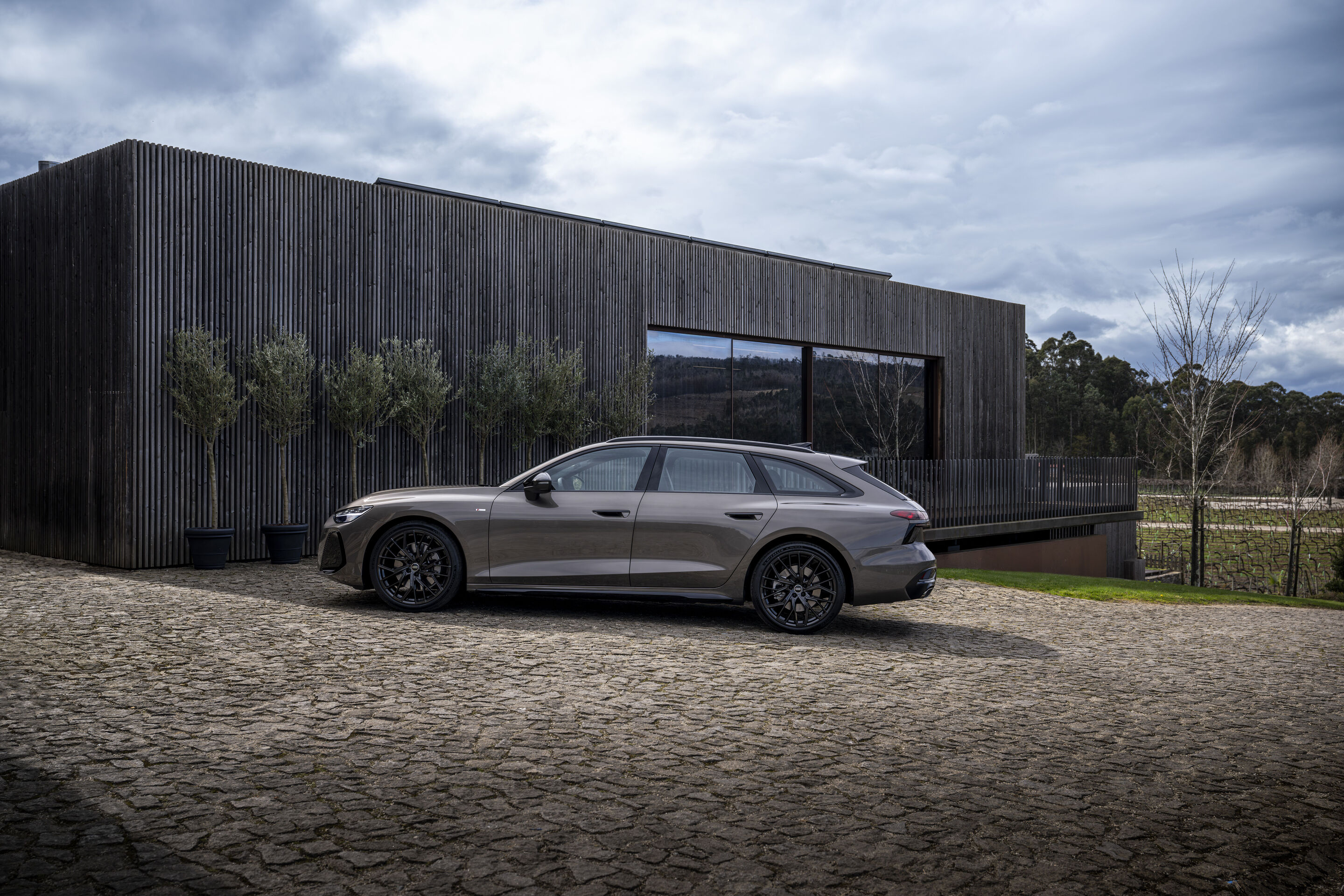 Audi A6 Avant - Audi exclusive verleiht dem Business-Flaggschiff A6 Avant einen besonderen Charakter.
Standaufnahme,
Farbe: Chronosgrau Metallic