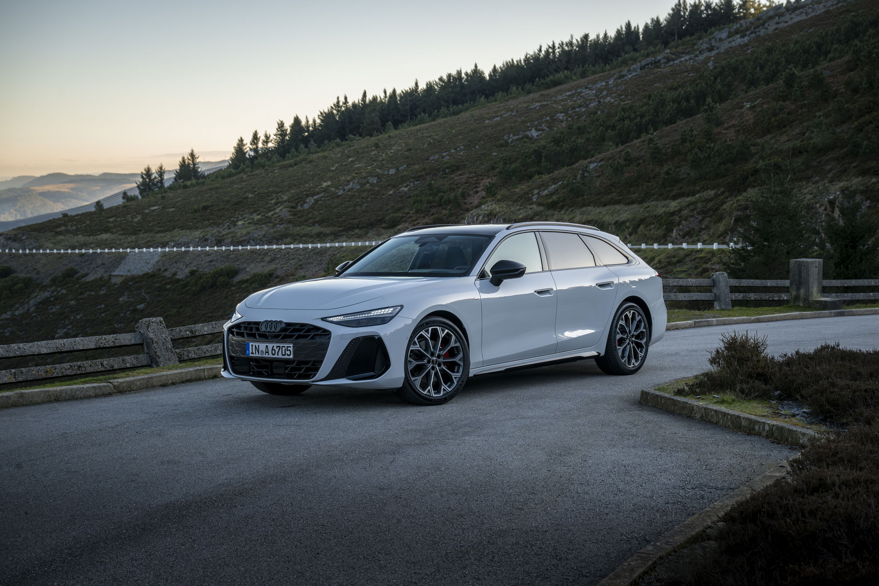 Audi A6 Avant - Standaufnahme,
Farbe: Gletscherweiß Metallic