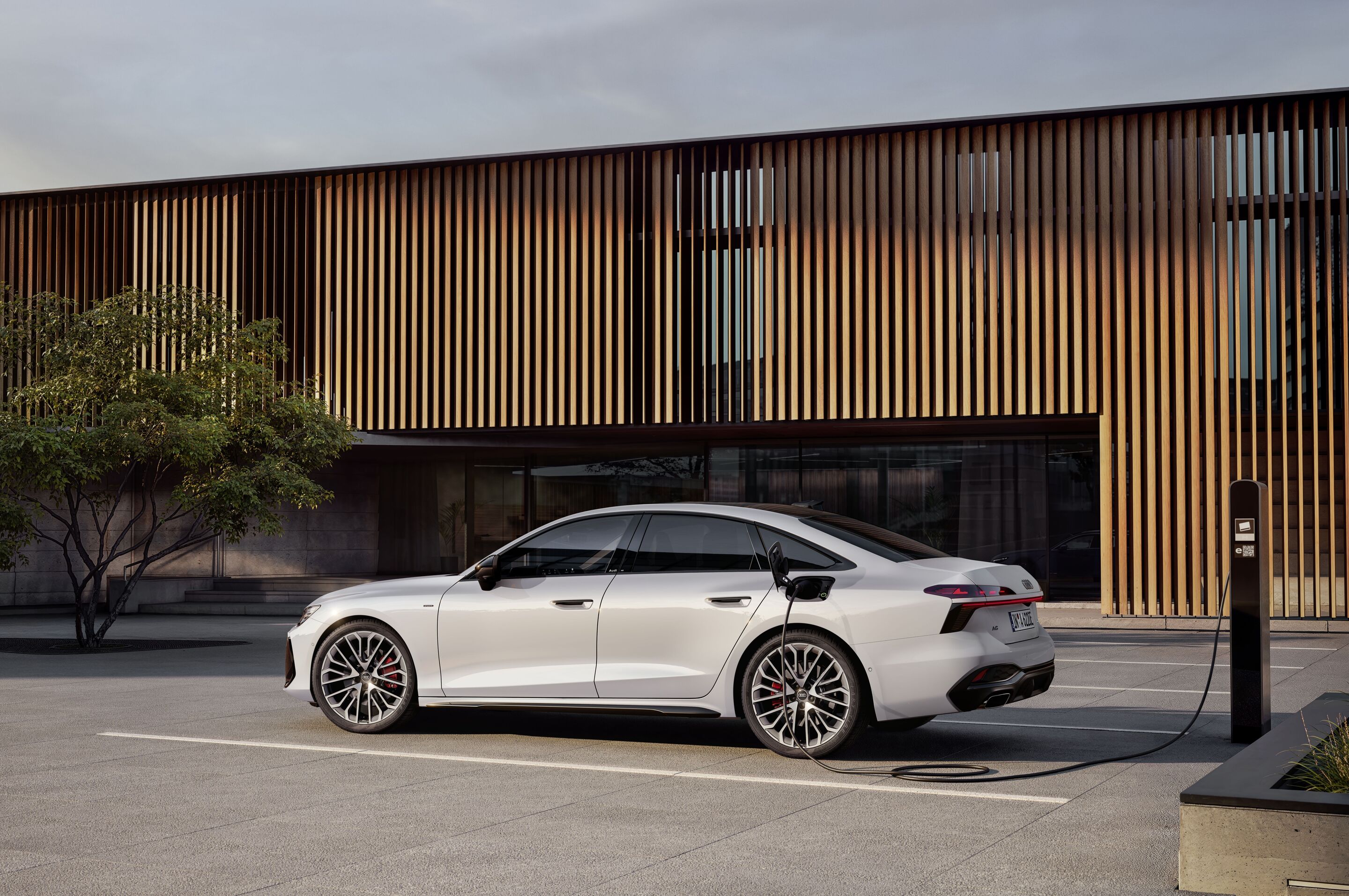 Audi A6 Limousine e-hybrid quattro - Standaufnahme,
Farbe: Gletscherweiß