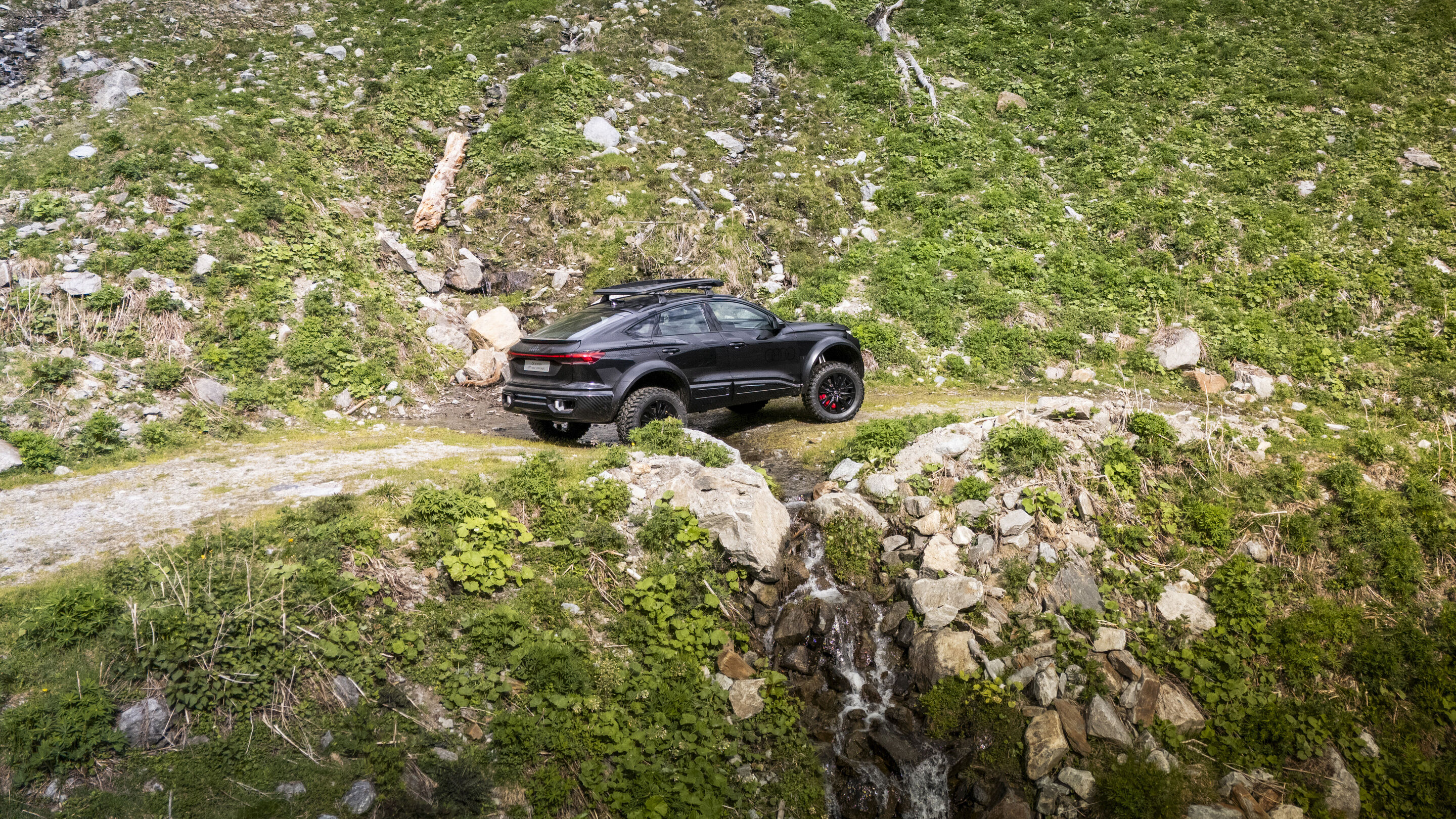 Audi Q6 e-tron offroad concept im Kaunertal - Fahraufnahme im Kaunertal, Österreich
Farbe: Mythosschwarz Metallic, spezielle Folierung