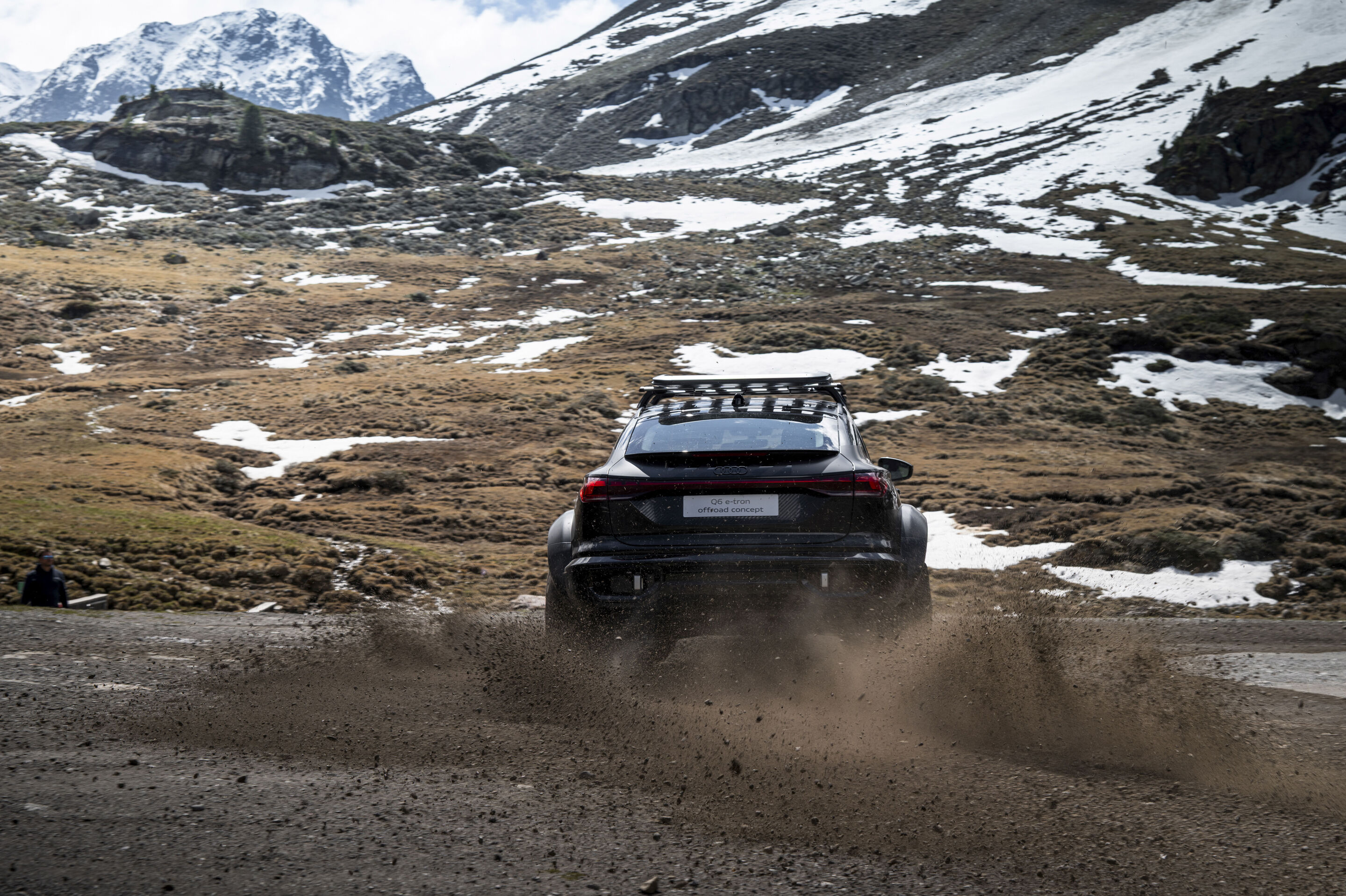 Audi Q6 e-tron offroad concept im Kaunertal - Fahraufnahme im Kaunertal, Österreich
Farbe: Mythosschwarz Metallic, spezielle Folierung