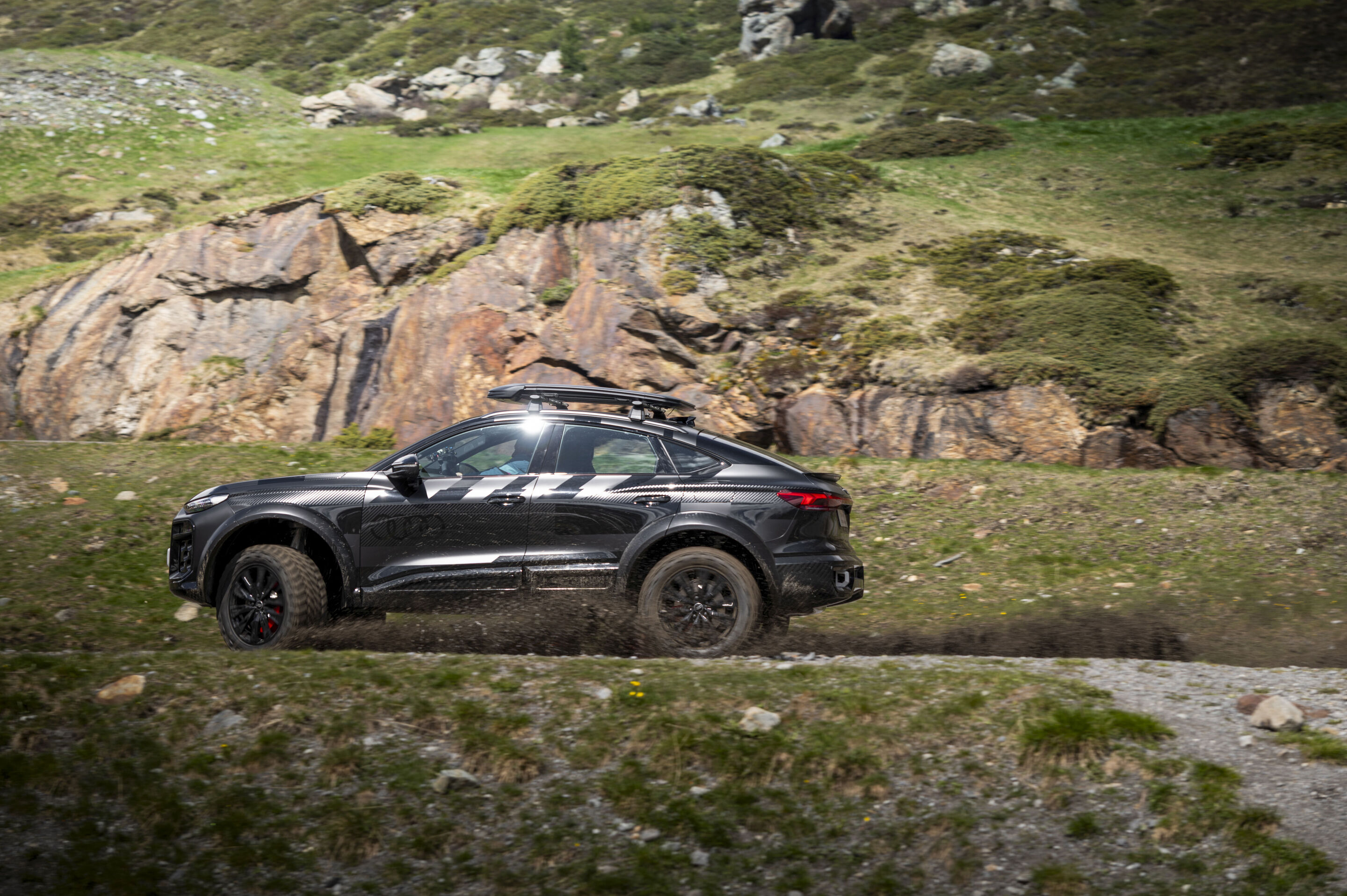 Audi Q6 e-tron offroad concept im Kaunertal - Fahraufnahme im Kaunertal, Österreich
Farbe: Mythosschwarz Metallic, spezielle Folierung