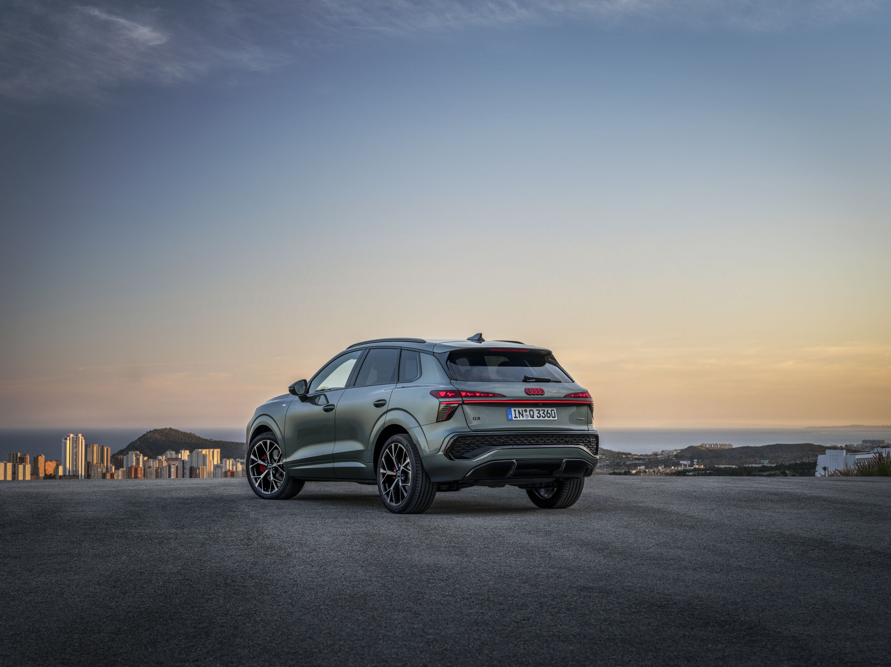 Audi Q3 SUV - Standaufnahme (Logobeleuchtung nur bei aktiviertem Abblendlicht oder Fernlicht),
Farbe: Salbeigrün