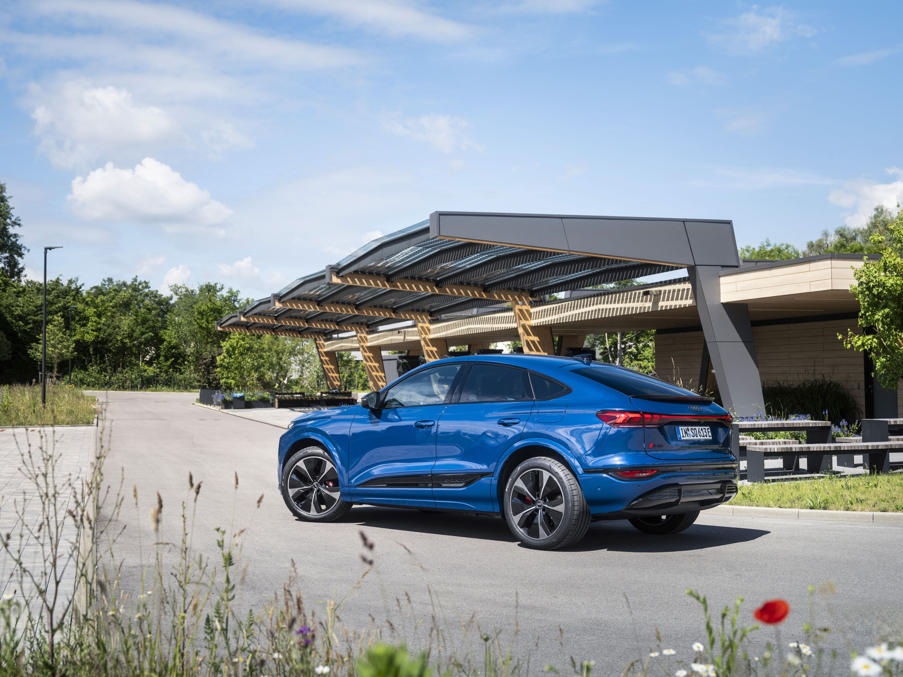 Audi SQ6 Sportback e-tron - Standaufnahme,
Farbe: Ascariblau Metallic
