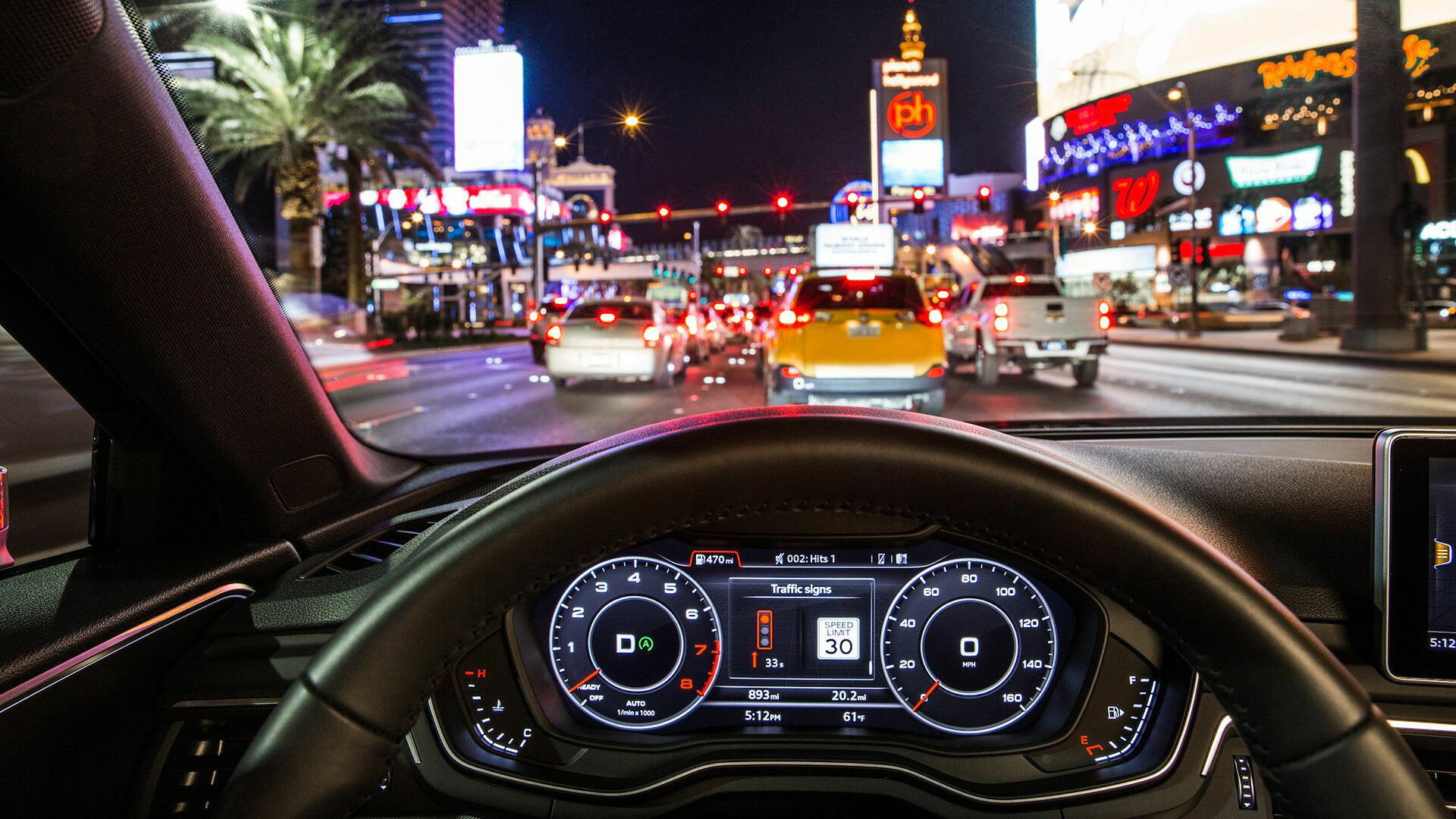 Audi vernetzt sich mit Ampeln in den USA - „Time-to-Green“: Der Fahrer sieht im Audi virtual cockpit oder Head-up-Display, ob er im Rahmen der erlaubten Geschwindigkeit die nächste grüne Ampel erreicht.