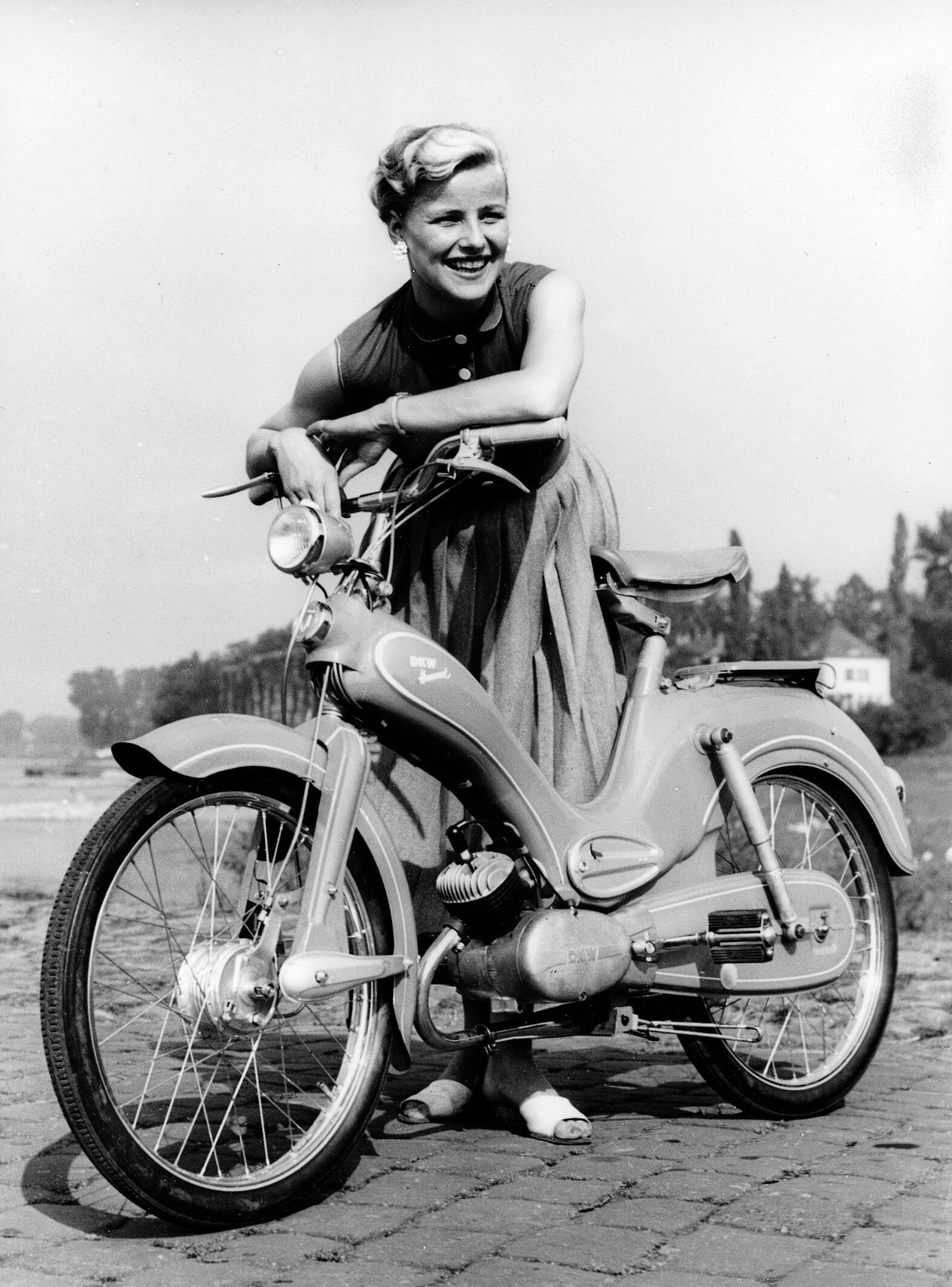 DKW Hummel (50 ccm), Baujahr 1956 bis 1958 - Die 1956 präsentierte DKW Hummel besticht durch konstruktive Details, durch die es sich von Mitbewerbern positiv abhebt: Die DKW Hummel ist das erste Moped mit Dreiganggetriebe und bietet mit einer Hinterradfederung...