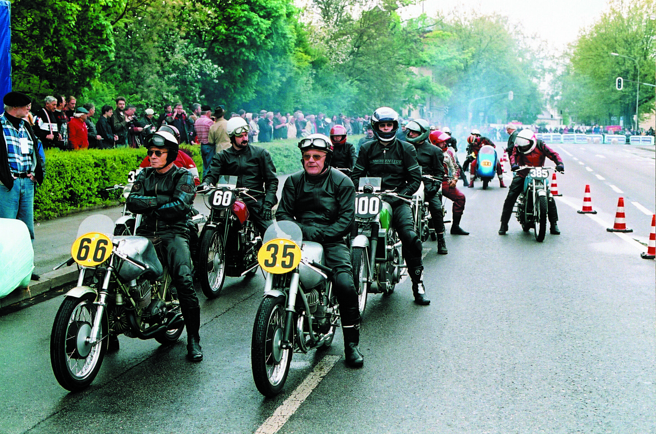 Echte Motorradraritäten erwarten den Zuschauer beim Donau-Ring Rennen 2002 am 4. und 5. Mai 2002 auf einem 1,6 Kilometer langen Stadtkurs in Ingolstadt - Auch in diesem Jahr startet der ehemalige DKW-Werksrennfahrer August Hobl auf einer DKW 350 RM von...