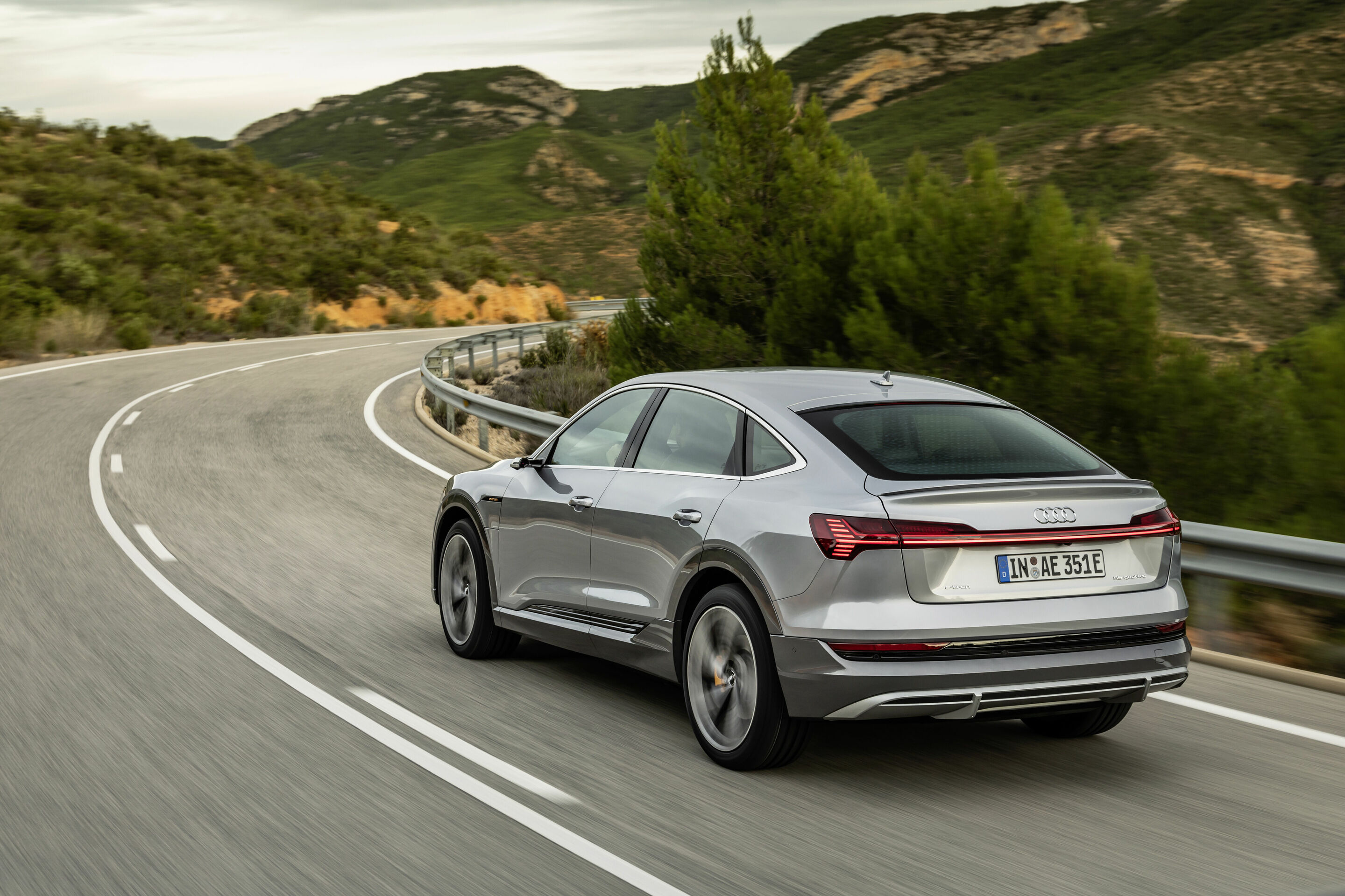 Audi e-tron Sportback 55 quattro - Fahraufnahme,
Farbe: Florettsilber
„Das abgebildete Fahrzeug zeigt Sonderausstattungen gegen Mehrpreis. Einzelne Ausstattungen werden erst zu einem späteren Zeitpunkt verfügbar sein.“
