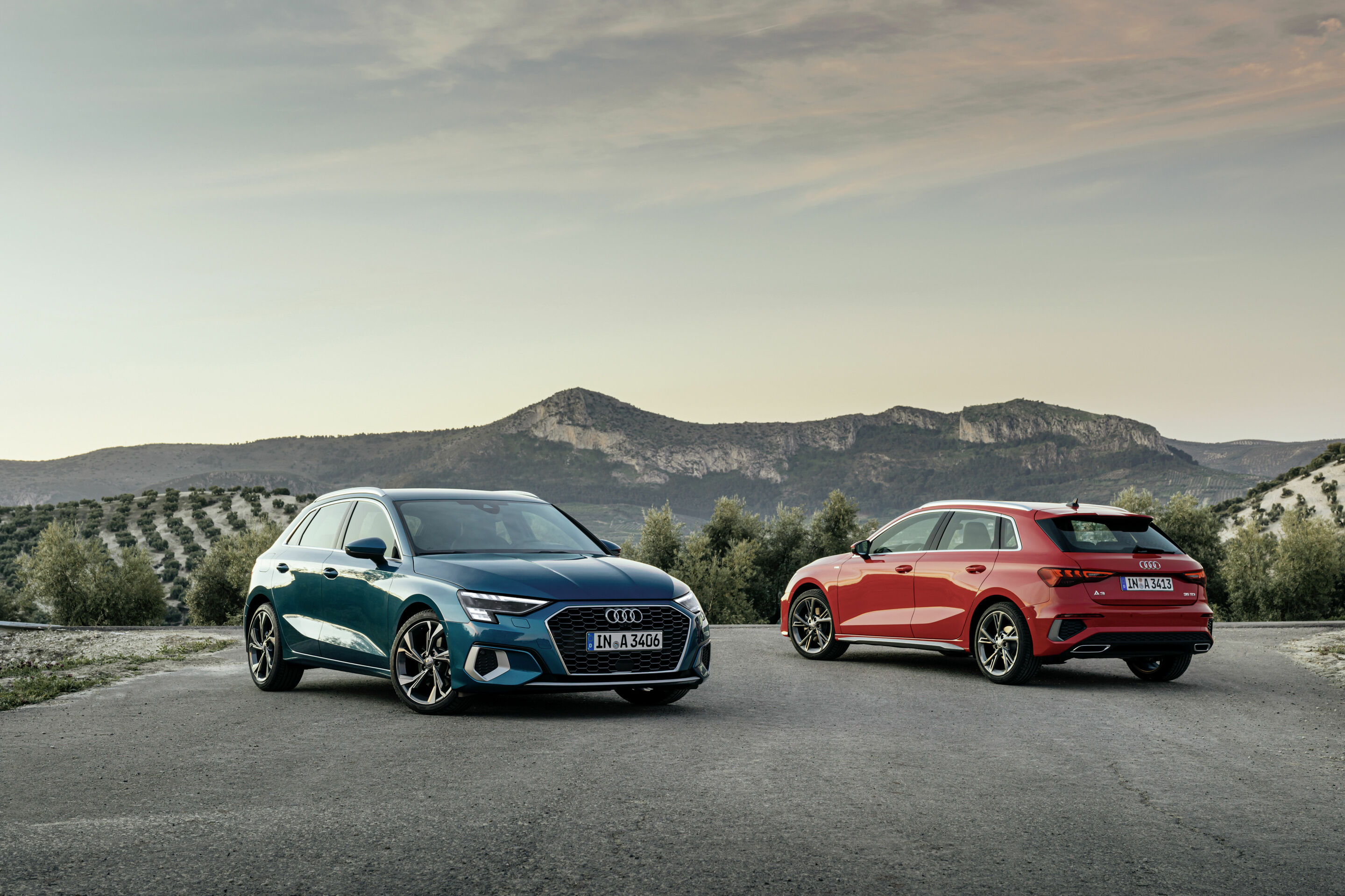 Audi A3 Sportback - Standaufnahme,
Farbe: Tangorot, Turboblau