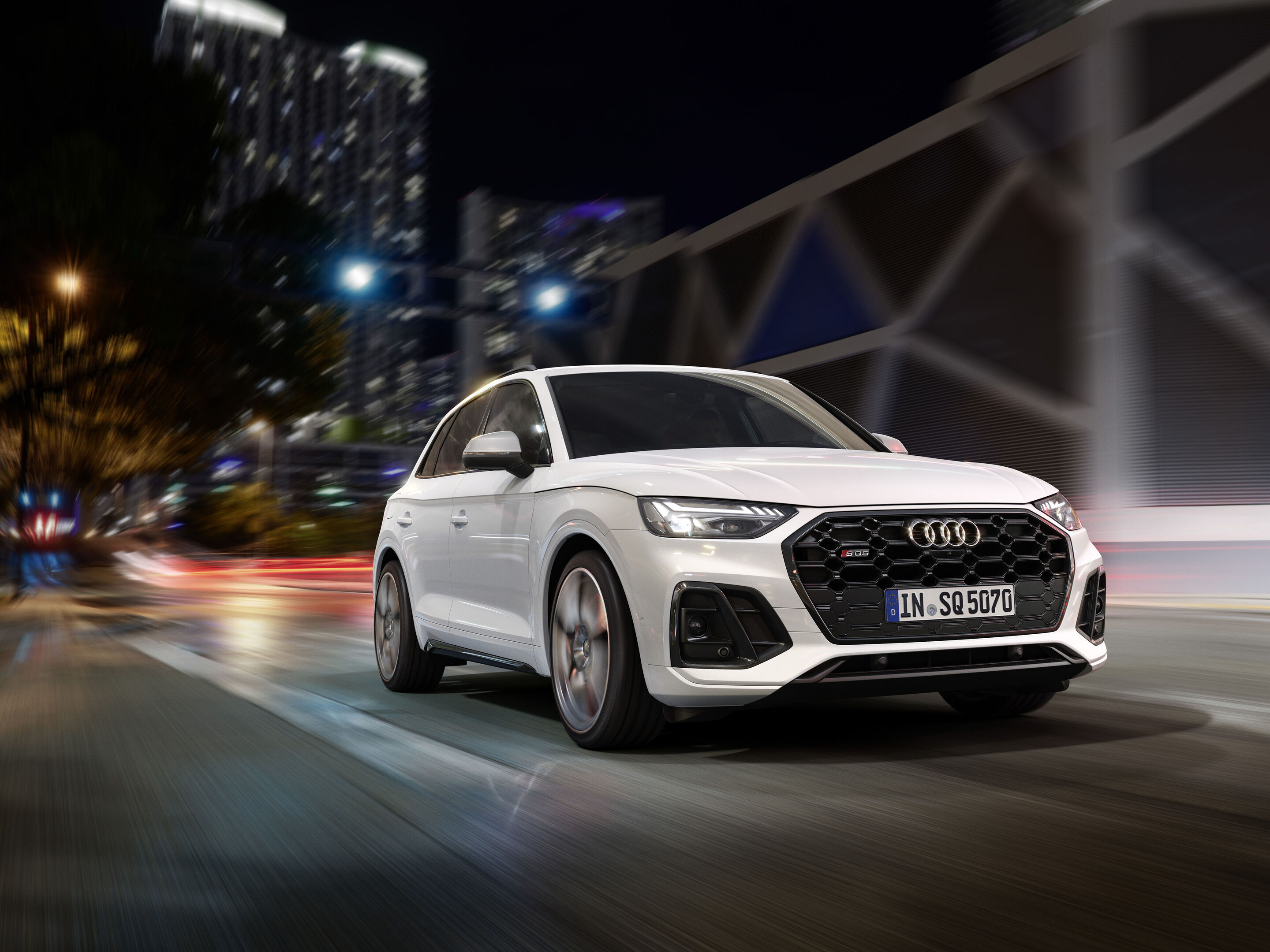 Audi SQ5 TDI (bis 2024) - Fahraufnahme,
Farbe: Gletscherweiß