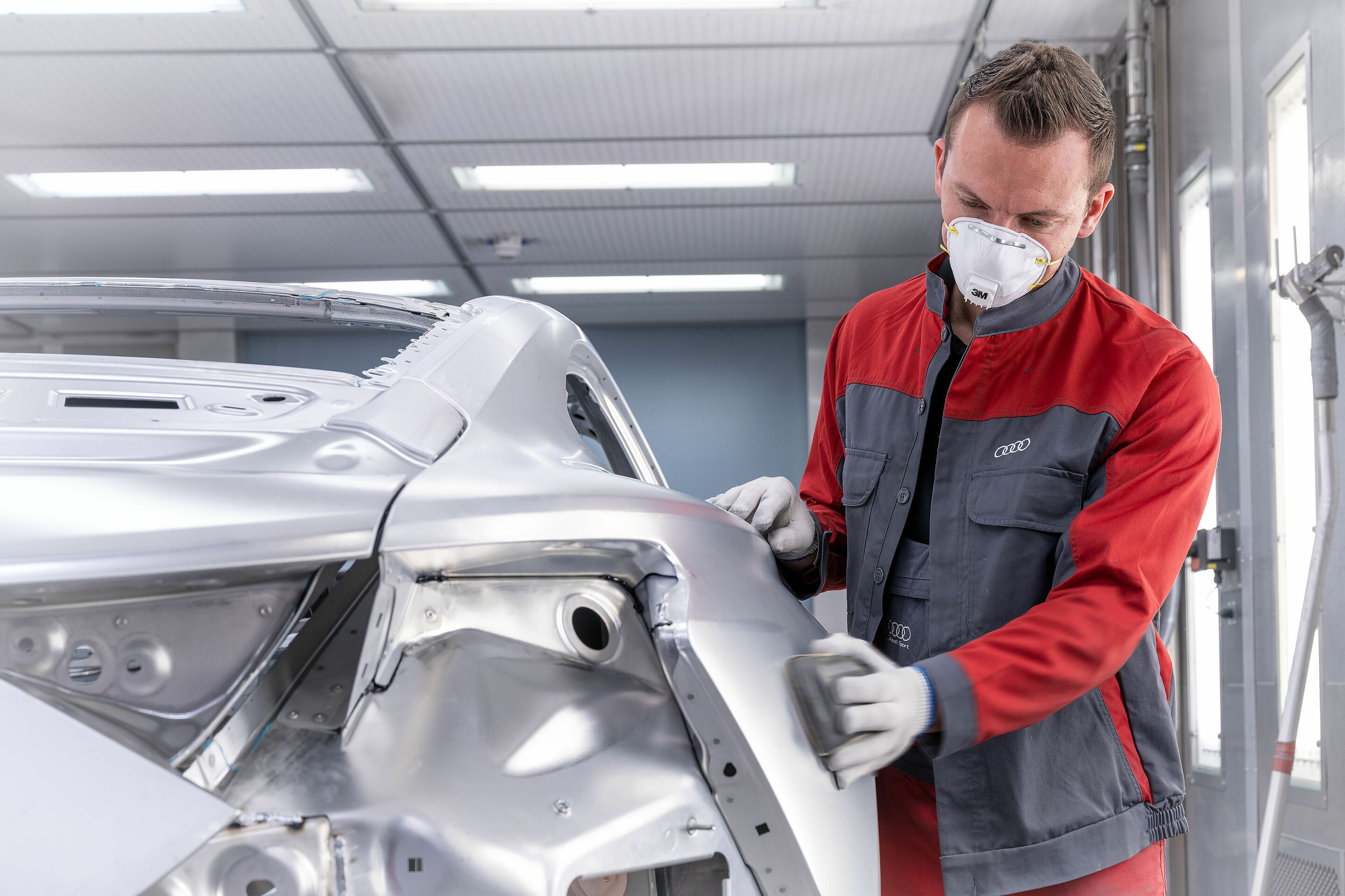 Audi e-tron GT enters series production: Carbon-neutral production begins at the Böllinger Höfe - Body shop: With an extreme drawing depth, the aluminum side panel frame provides the
distinctive quattro blisters of the Audi e-tron GT.